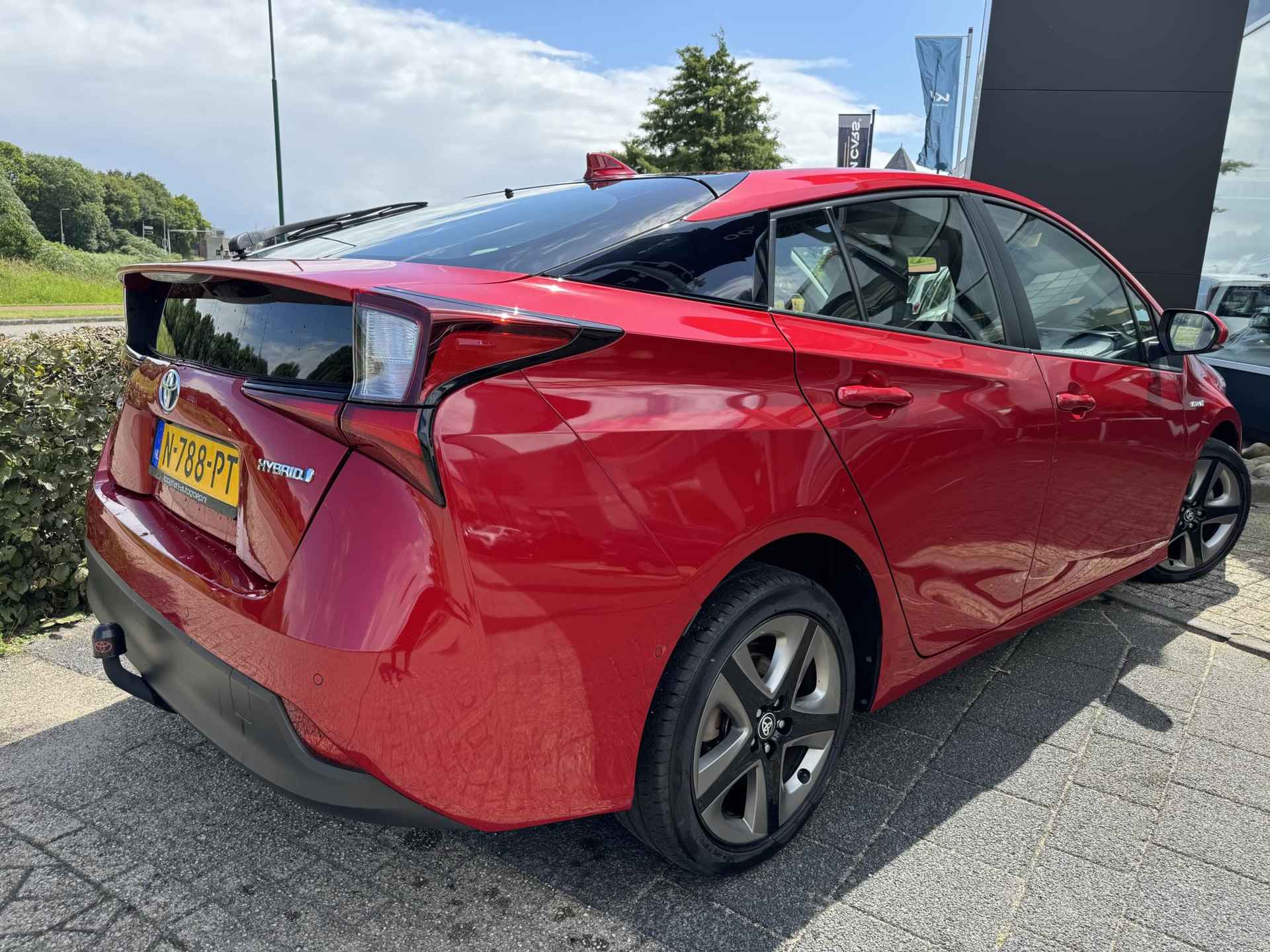 Toyota Prius 1.8 Dynamic | LM Velgen | Navigatie | Trekhaak | Unieke Kleur | Camera Achter | Sensoren | Enz... - 4/29