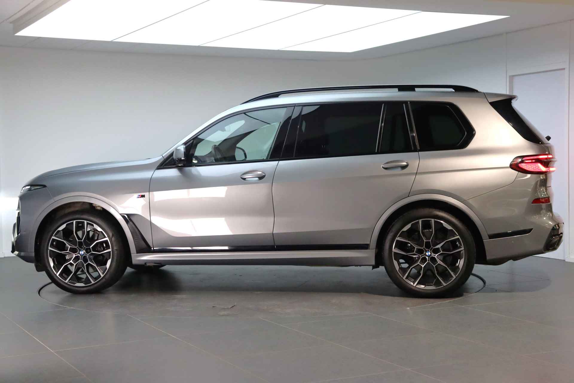 BMW X7 xDrive40i High Executive M Sport Automaat / Panoramadak Sky Lounge / Trekhaak / Active Steering / Stoelventilatie / Massagefunctie / Harman Kardon / Live Cockpit Professional - 3/51