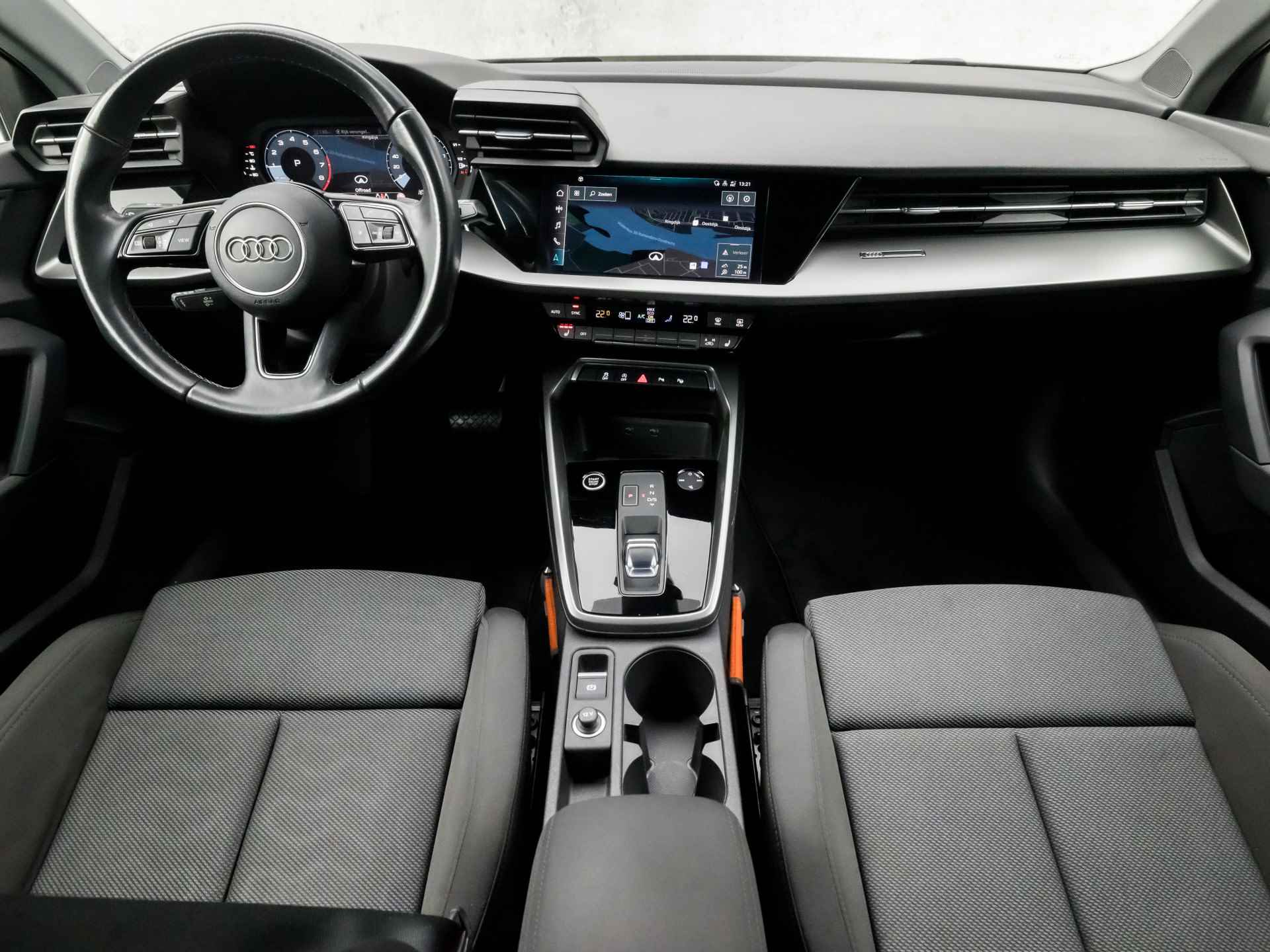 Audi A3 Sportback 30 TFSI Sportline Automaat (APPLE CARPLAY, GROOT NAVI, STOELVERWARMING, CAMERA, MATRIX LED, SPORTSTOELEN, GETINT GLAS, KEYLESS, PARKEER ASSISTENT, NIEUWE APK, NIEUWSTAAT) - 6/38