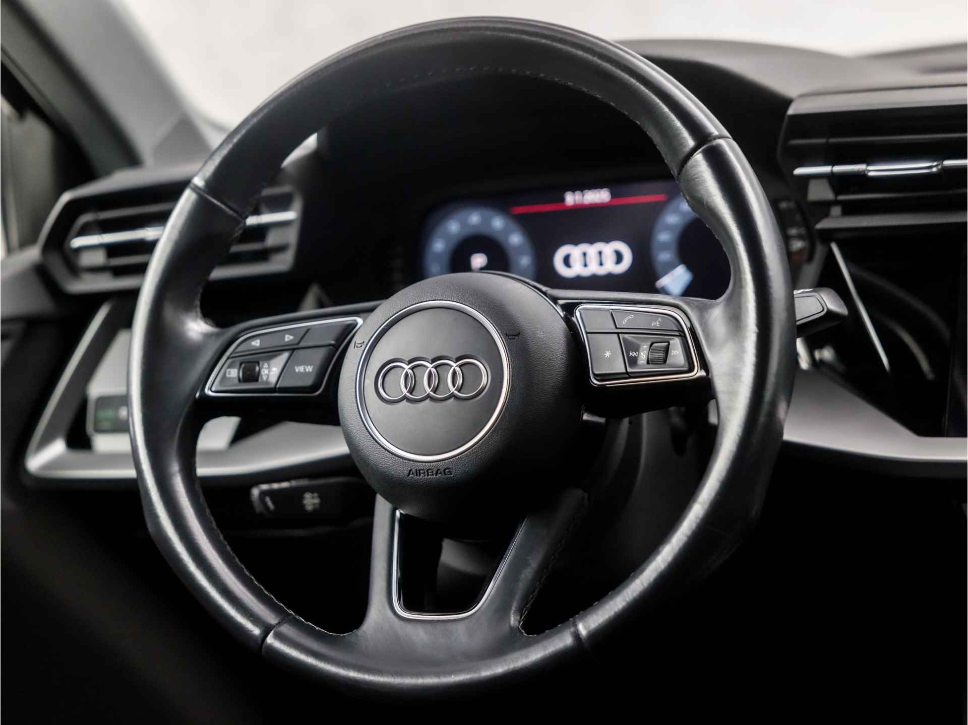 Audi A3 Sportback 30 TFSI Sportline Automaat (APPLE CARPLAY, GROOT NAVI, STOELVERWARMING, CAMERA, MATRIX LED, SPORTSTOELEN, GETINT GLAS, KEYLESS, PARKEER ASSISTENT, NIEUWE APK, NIEUWSTAAT) - 18/38