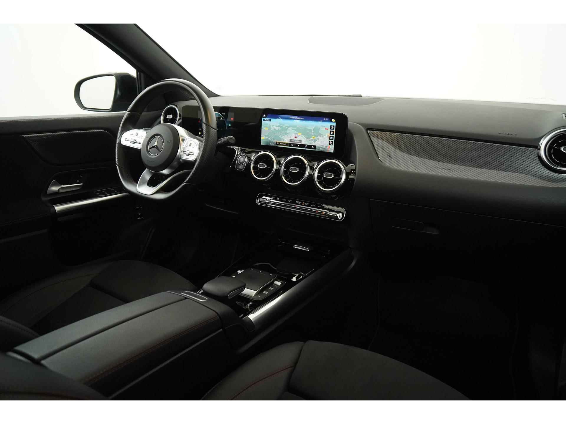Mercedes-Benz GLA 200 AMG Night | Panoramadak | Elek klep | Camera | LED High Performance |  Zondag Open! - 2/38