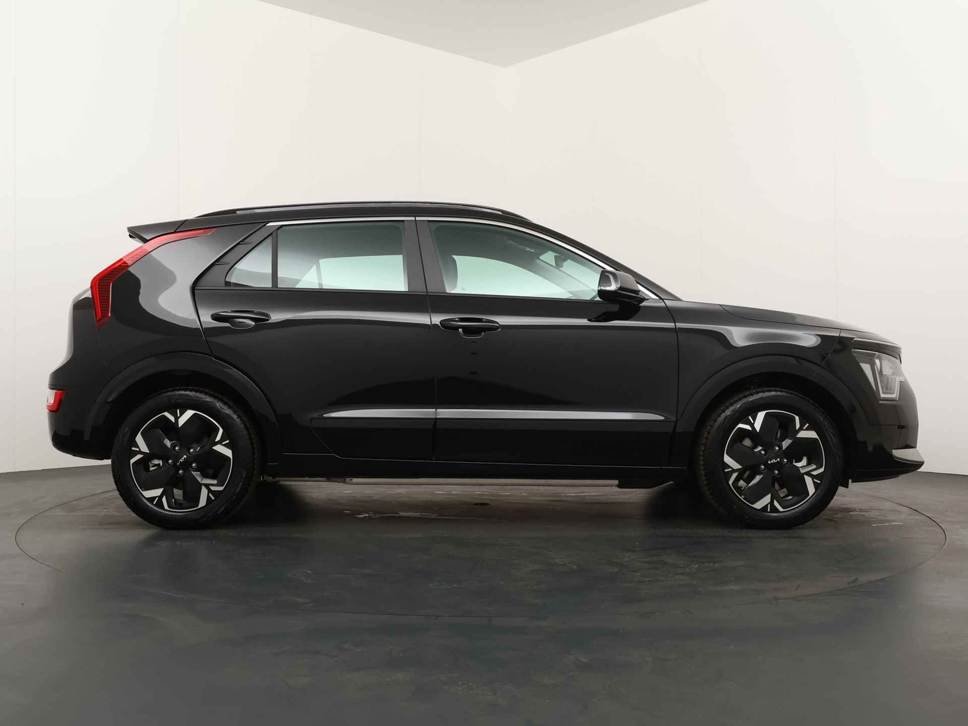 Kia Niro EV DynamicLine 64.8 kWh - Nu of nooit € 5.000,- korting! - Navigatie - Apple Carplay/Android Auto - Parkeersensoren voor en achter - Fabrieksgarantie tot 2032 - 10/50