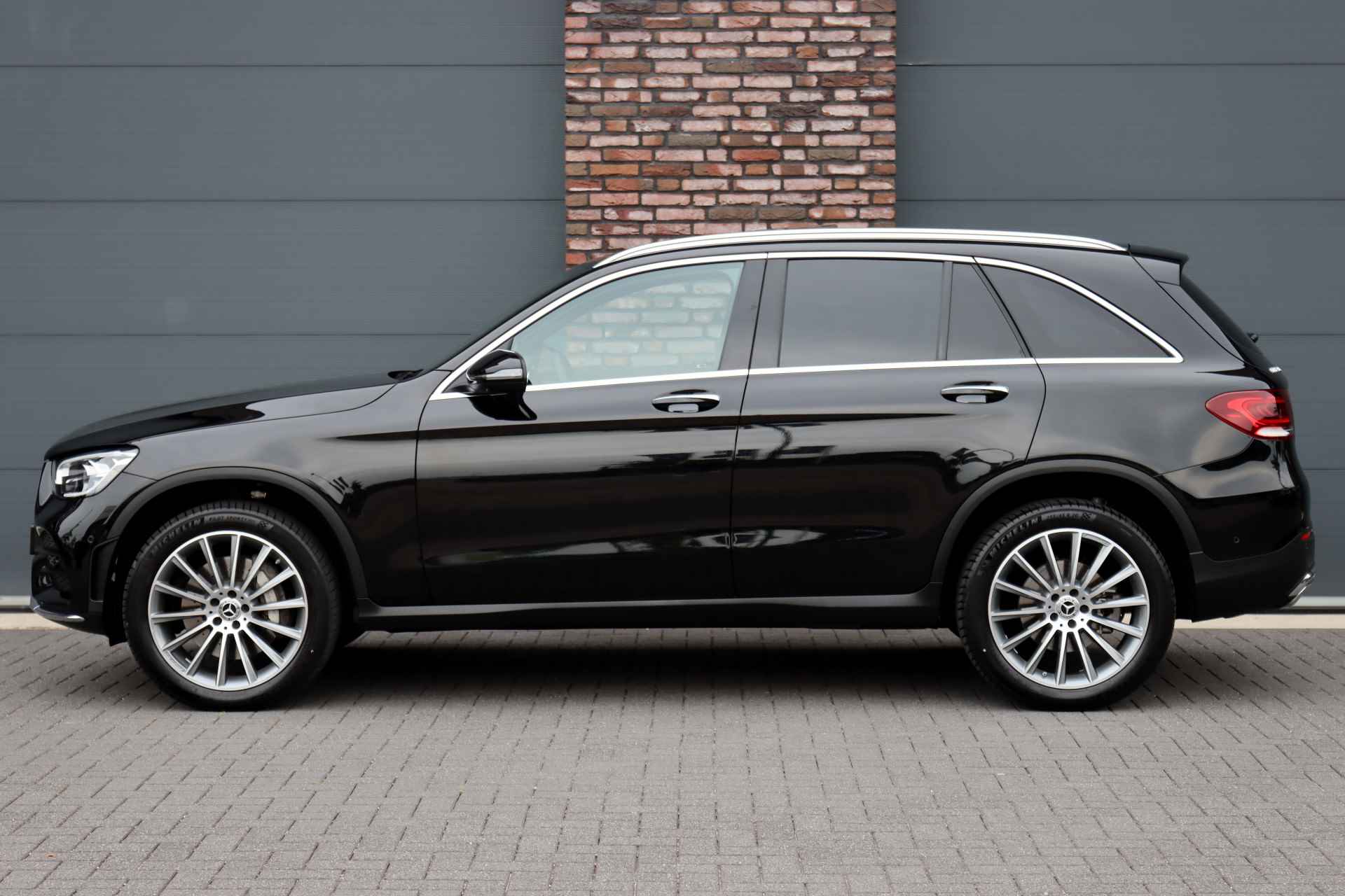 Mercedes-Benz GLC 300de 4-MATIC AMG Line Aut9 | Panoramadak | Distronic+ | Surround Camera | Keyless Go | DAB | Stoelverwarming | Sfeerverlichting | Parkeerassistent | - 10/45