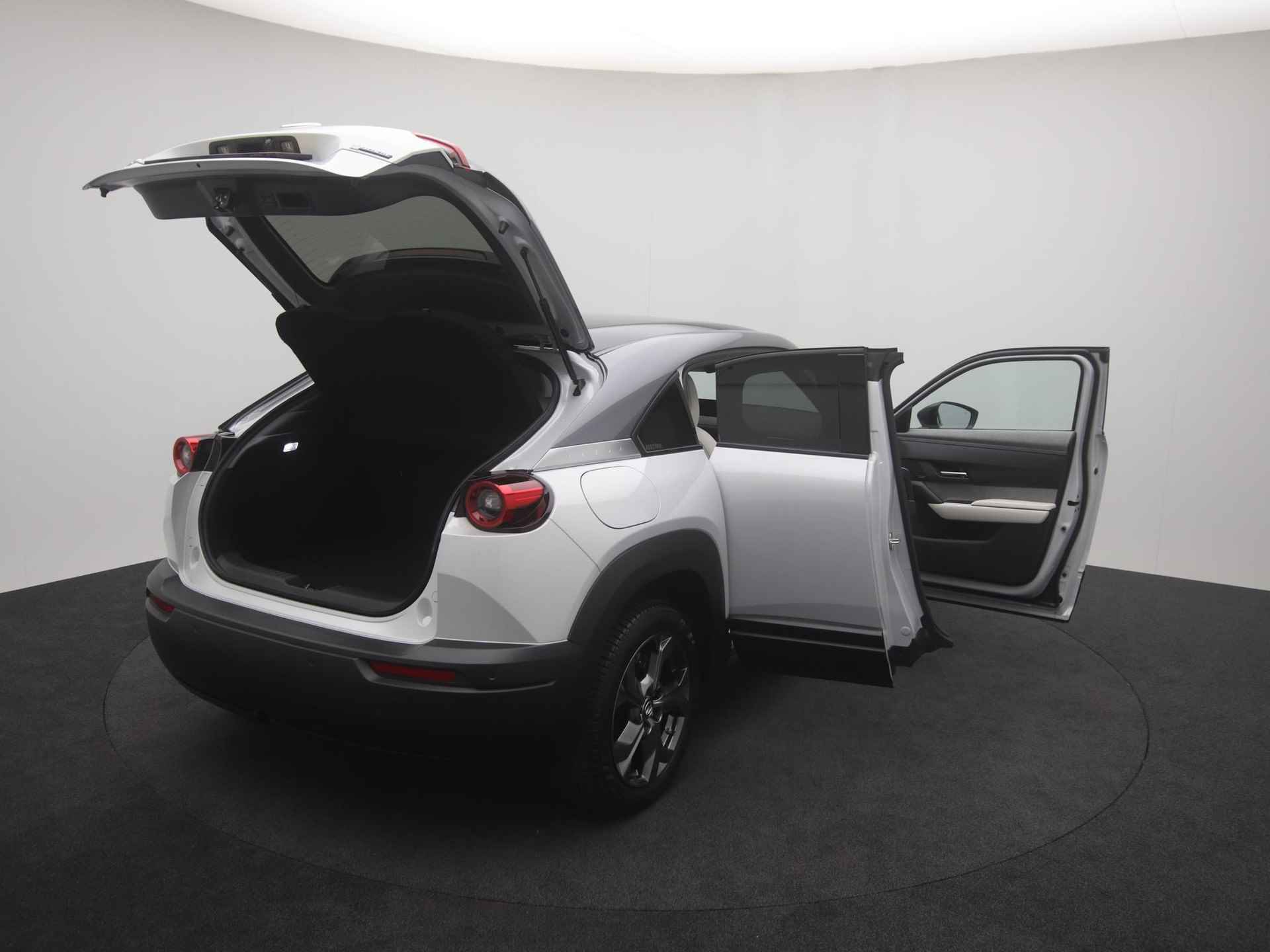 Mazda MX-30 e-SkyActiv EV Luxury : dealer onderhouden - 8% bijtelling tot 12-2025 | €2.000,- subsidie - 12/61