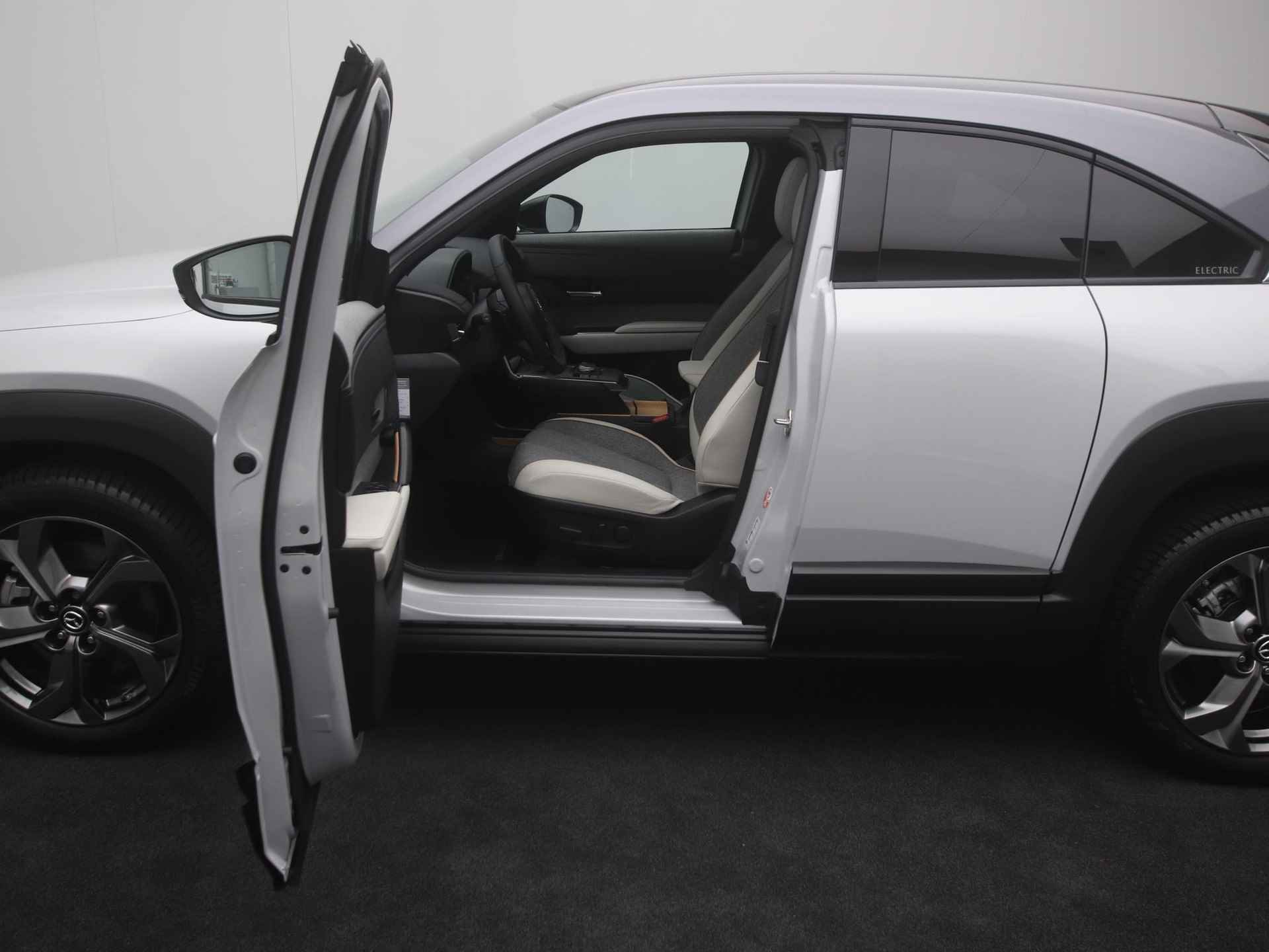 Mazda MX-30 e-SkyActiv EV Luxury : dealer onderhouden - 8% bijtelling tot 12-2025 | €2.000,- subsidie - 46/61
