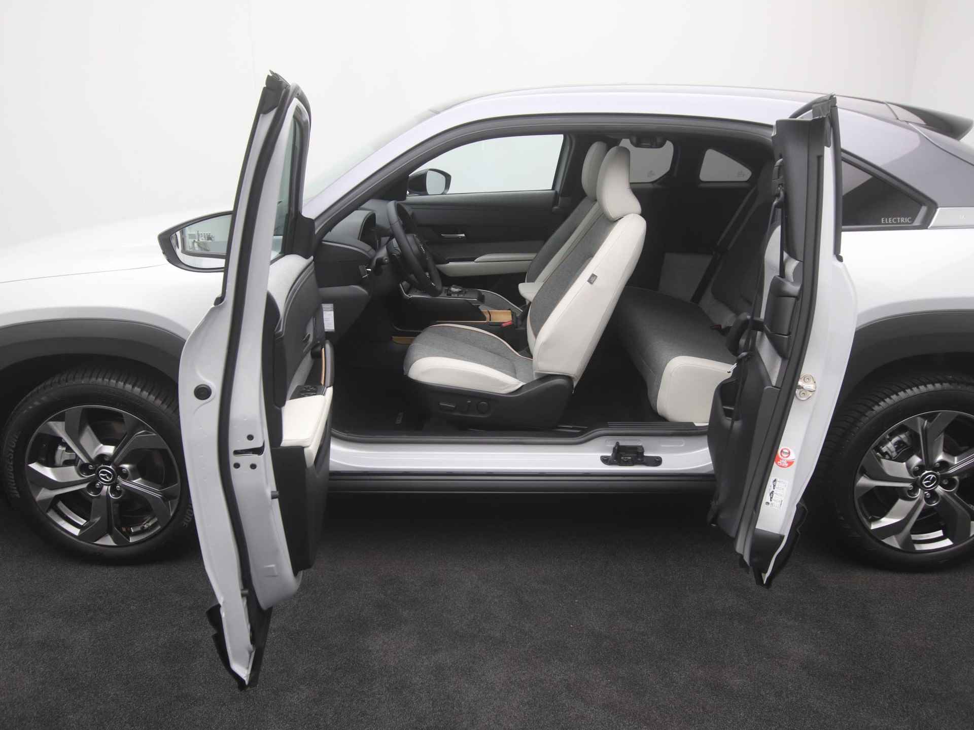 Mazda MX-30 e-SkyActiv EV Luxury : dealer onderhouden - 8% bijtelling tot 12-2025 | €2.000,- subsidie - 48/61