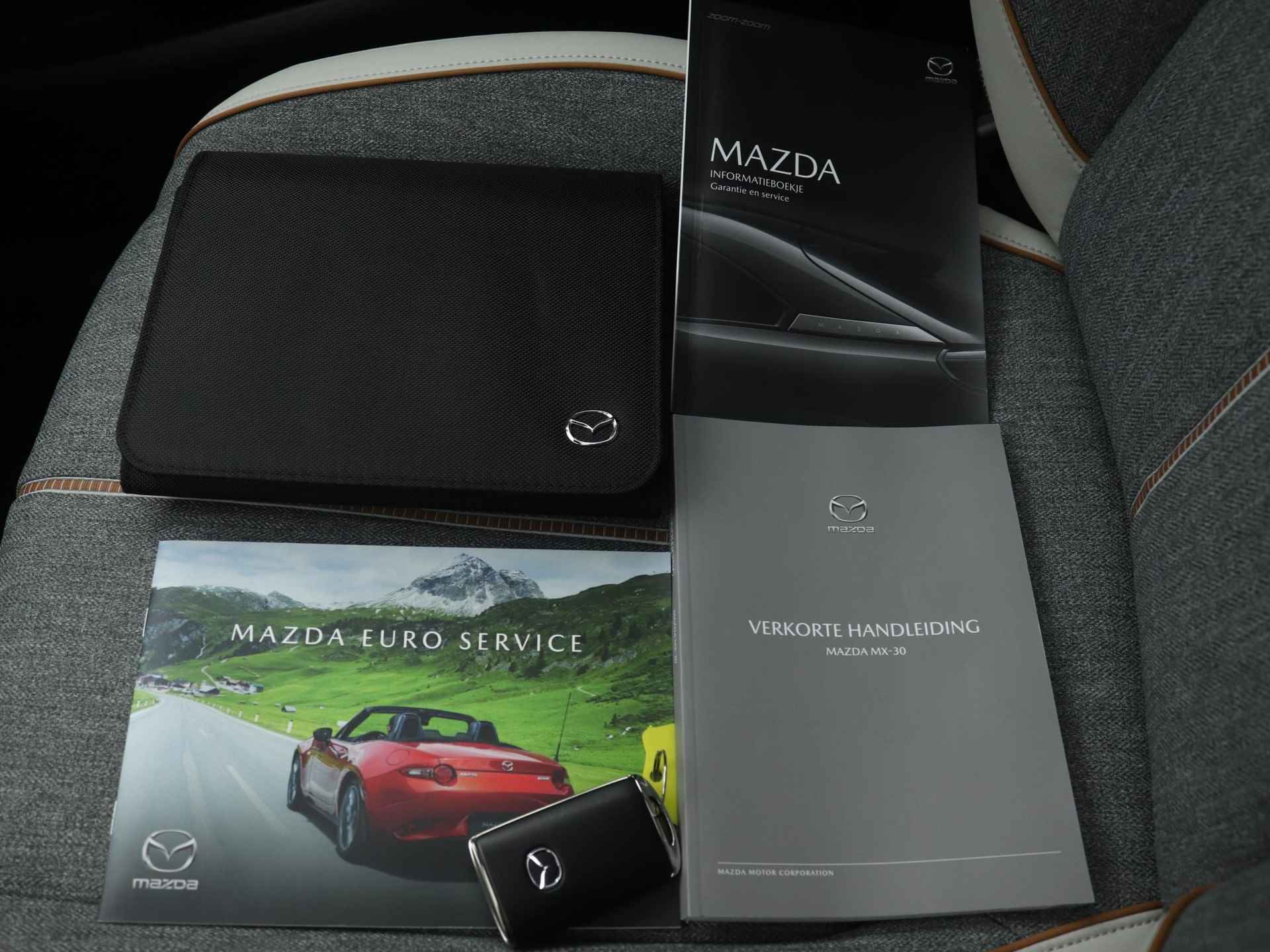 Mazda MX-30 e-SkyActiv EV Luxury : dealer onderhouden - 8% bijtelling tot 12-2025 | €2.000,- subsidie - 51/61
