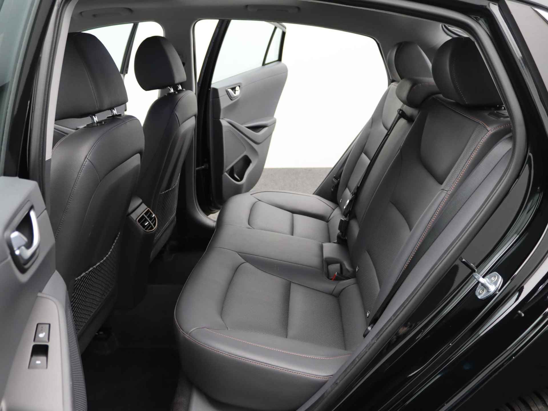 Hyundai IONIQ Premium EV | SEPP subsidie mogelijk | Airco | Cruise Control | Lederen bekleding | Navigatie | LED | - 16/63