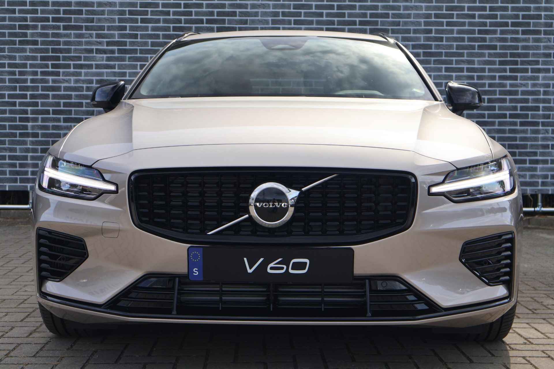 Volvo V60 2.0 T6 Recharge AWD Plus Dark Sportstoelen | Elektr. verstelbare voorstoelen | Harman Kardon | Adaptieve cruise control | Extra getint glas | Stoelverwarming | - 4/27