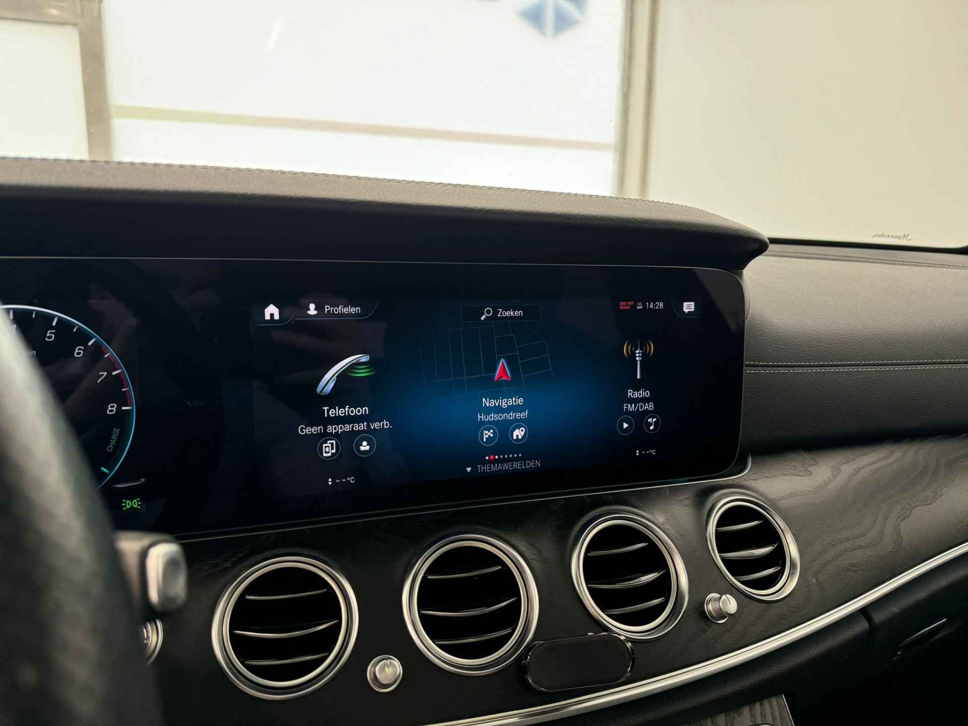 Mercedes-Benz E-Klasse Estate 300 e Business Solution AMG | Panoramadak | Headup display | Widescreen display | Smartphone integratie | Alcantara | Sto - 25/42