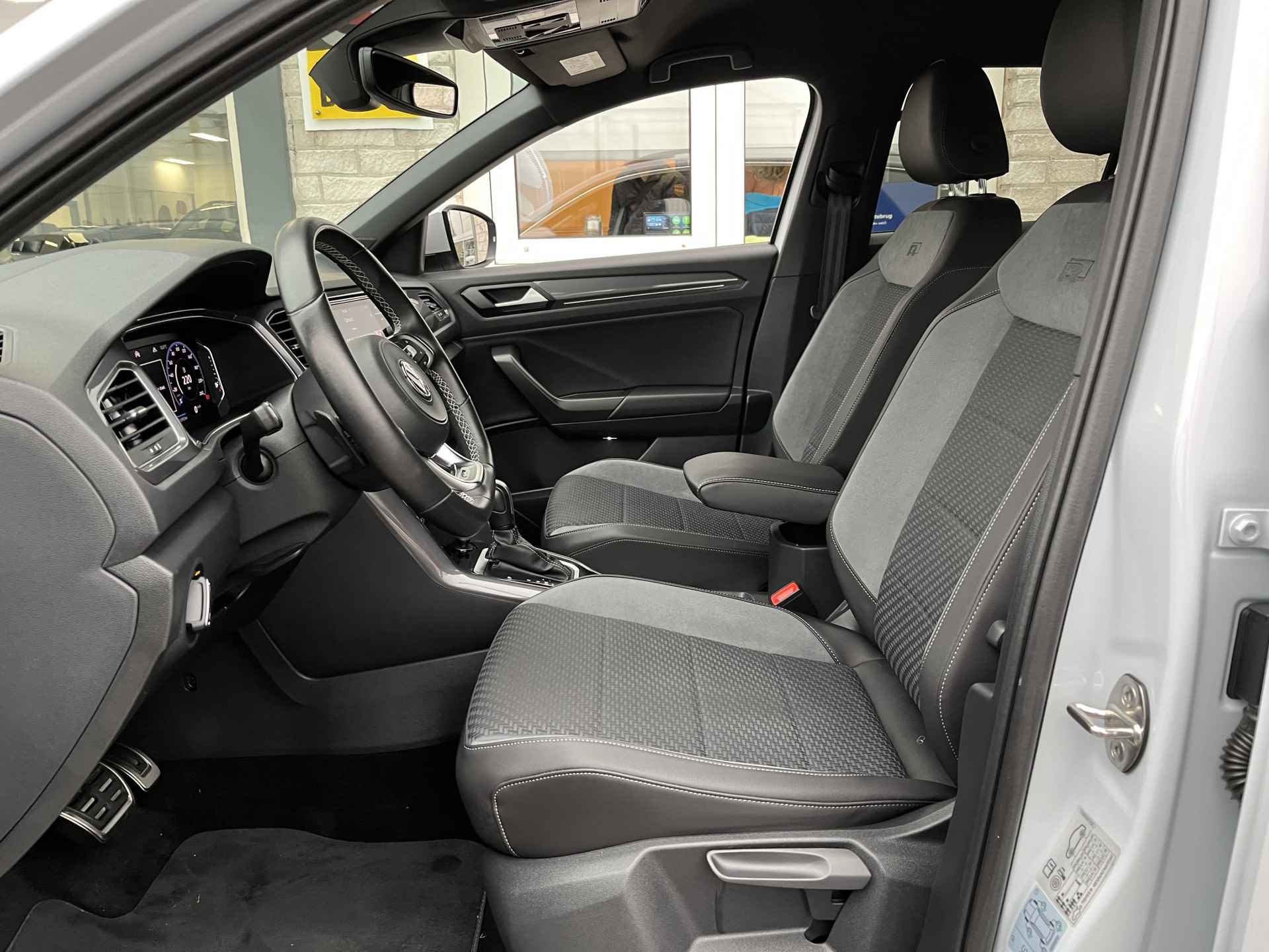 Volkswagen T-Roc 1.5 TSI 2x R-Line / AUTOMAAT/ CAMERA/ PARK. SENSOREN/ LED/ DODE HOEK/ STOEL VERWARM./ KEYLESS/ DIGITAL DASHBOARD/ ADAPT. CRUISE/ BLUETOOTH/ NAVI/ CLIMA/ DAB/ - 8/51