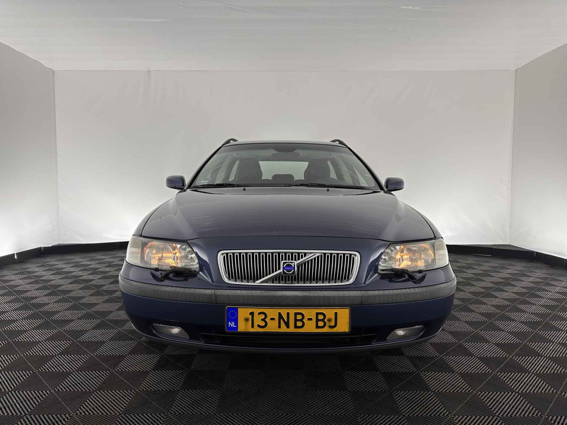 Volvo V70 2.4 Comfort Line *YOUNGTIMER* *ECC | 1/2-LEATHER | COMFORT-SEATS | CRUISE | HEATED-SEATS | TOWBAR | 16''ALU* - 2/26