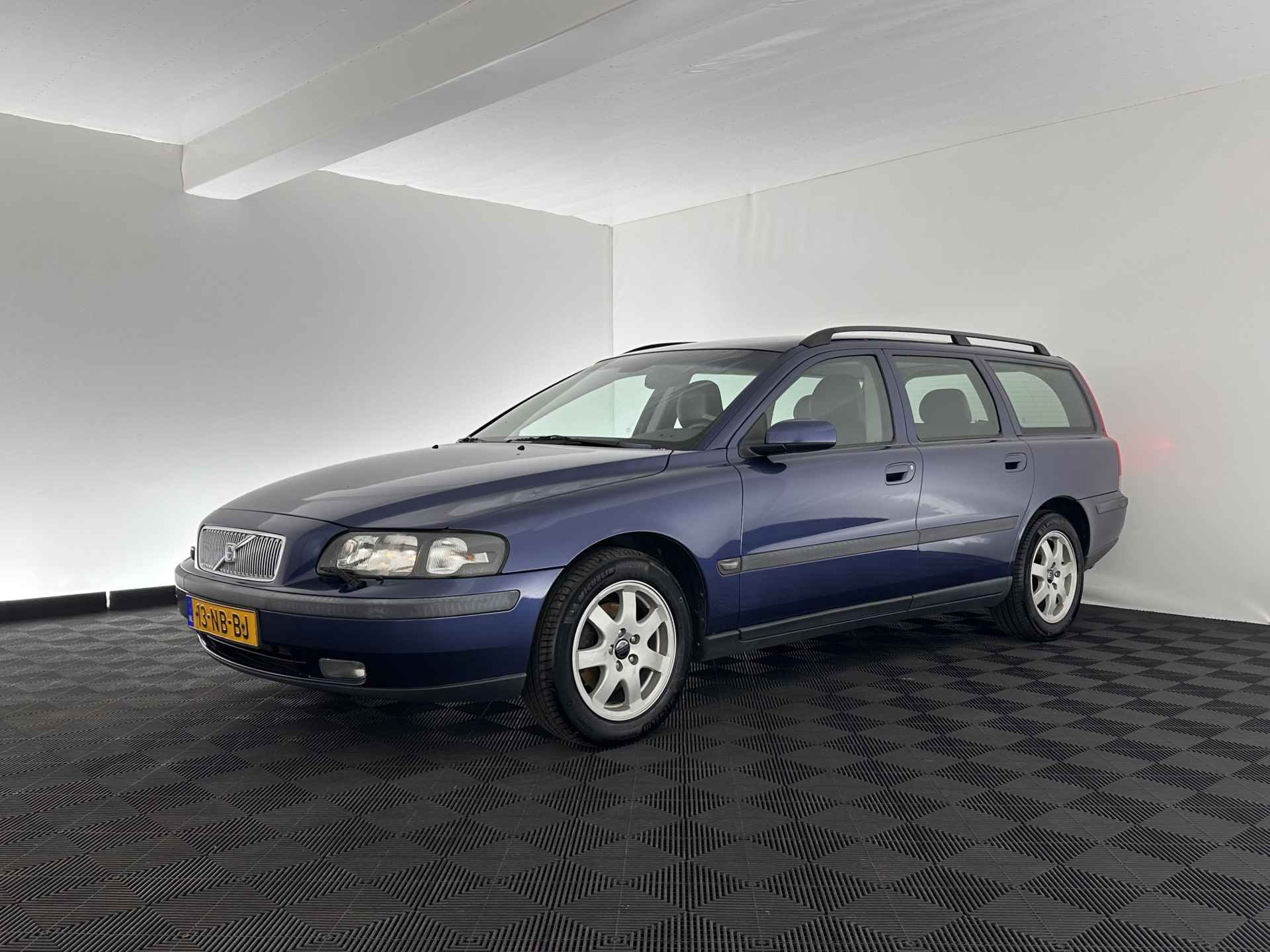 Volvo V70 2.4 Comfort Line *YOUNGTIMER* *ECC | 1/2-LEATHER | COMFORT-SEATS | CRUISE | HEATED-SEATS | TOWBAR | 16''ALU* - 3/26