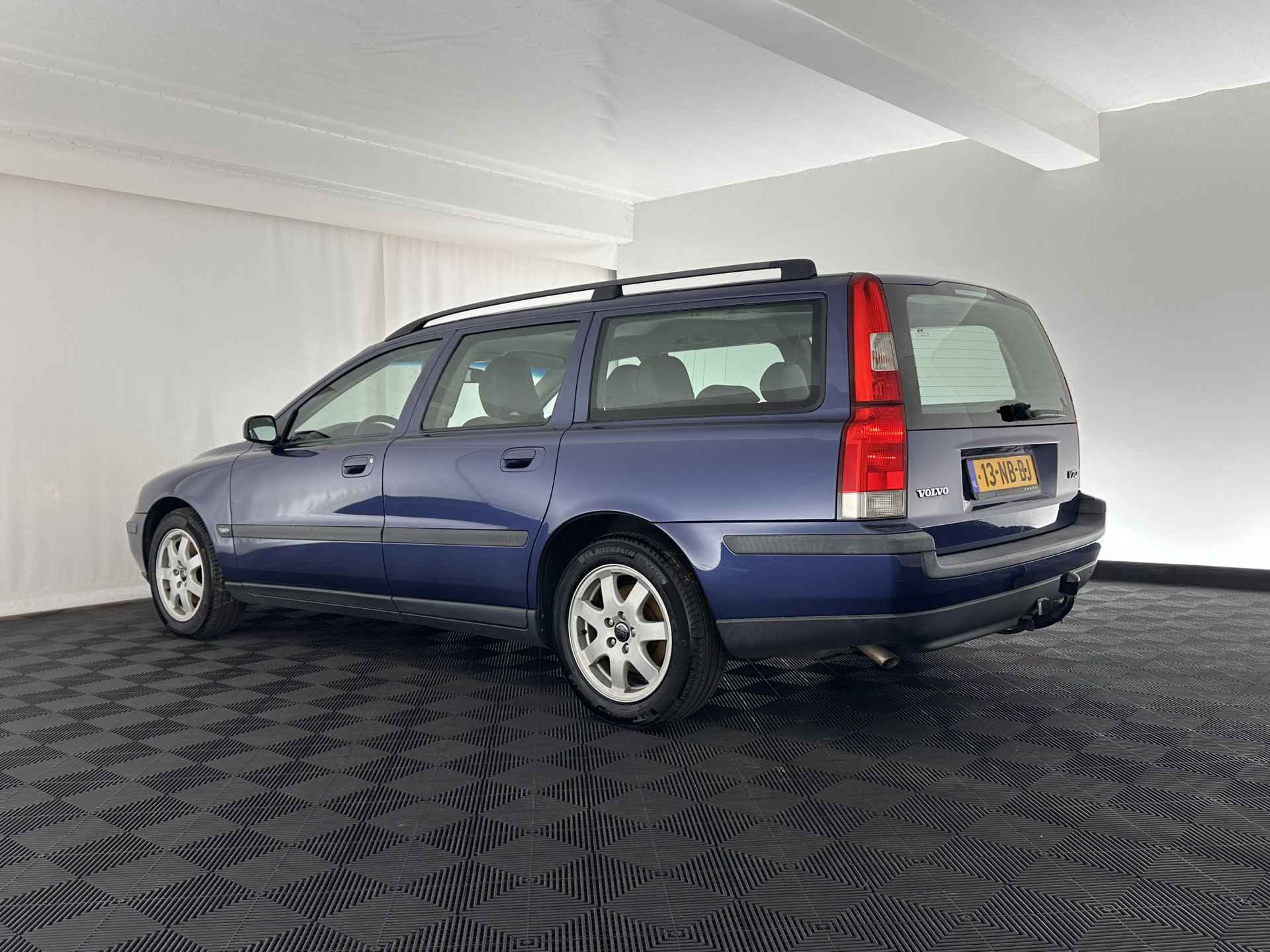 Volvo V70 2.4 Comfort Line *YOUNGTIMER* *ECC | 1/2-LEATHER | COMFORT-SEATS | CRUISE | HEATED-SEATS | TOWBAR | 16''ALU* - 4/26