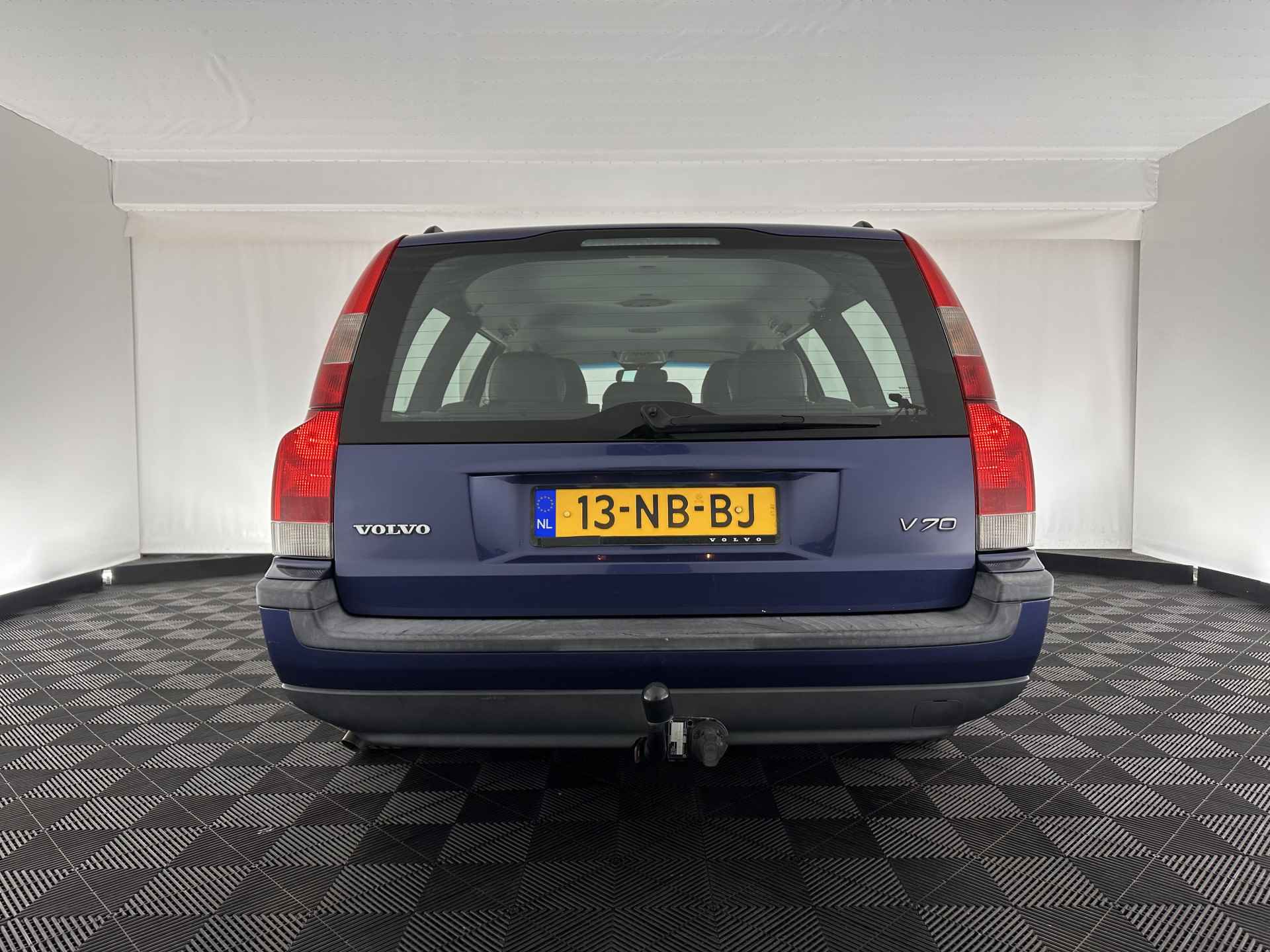 Volvo V70 2.4 Comfort Line *YOUNGTIMER* *ECC | 1/2-LEATHER | COMFORT-SEATS | CRUISE | HEATED-SEATS | TOWBAR | 16''ALU* - 5/26