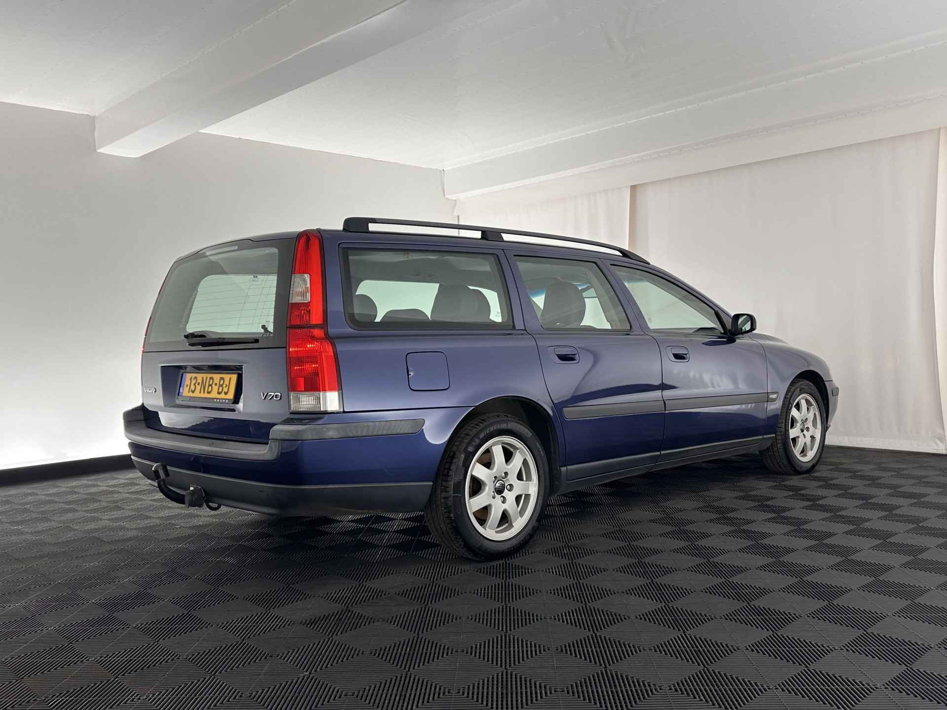 Volvo V70 2.4 Comfort Line *YOUNGTIMER* *ECC | 1/2-LEATHER | COMFORT-SEATS | CRUISE | HEATED-SEATS | TOWBAR | 16''ALU* - 6/26