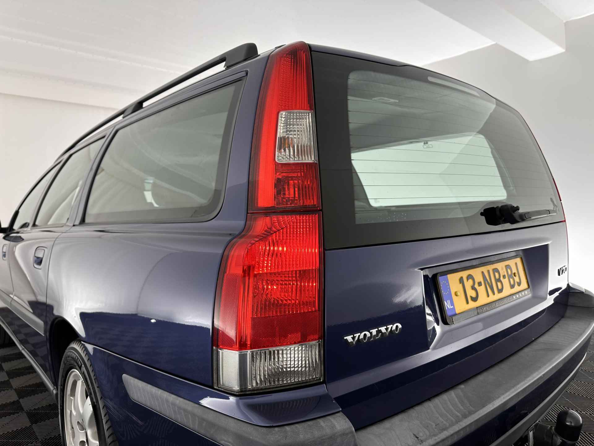 Volvo V70 2.4 Comfort Line *YOUNGTIMER* *ECC | 1/2-LEATHER | COMFORT-SEATS | CRUISE | HEATED-SEATS | TOWBAR | 16''ALU* - 22/26