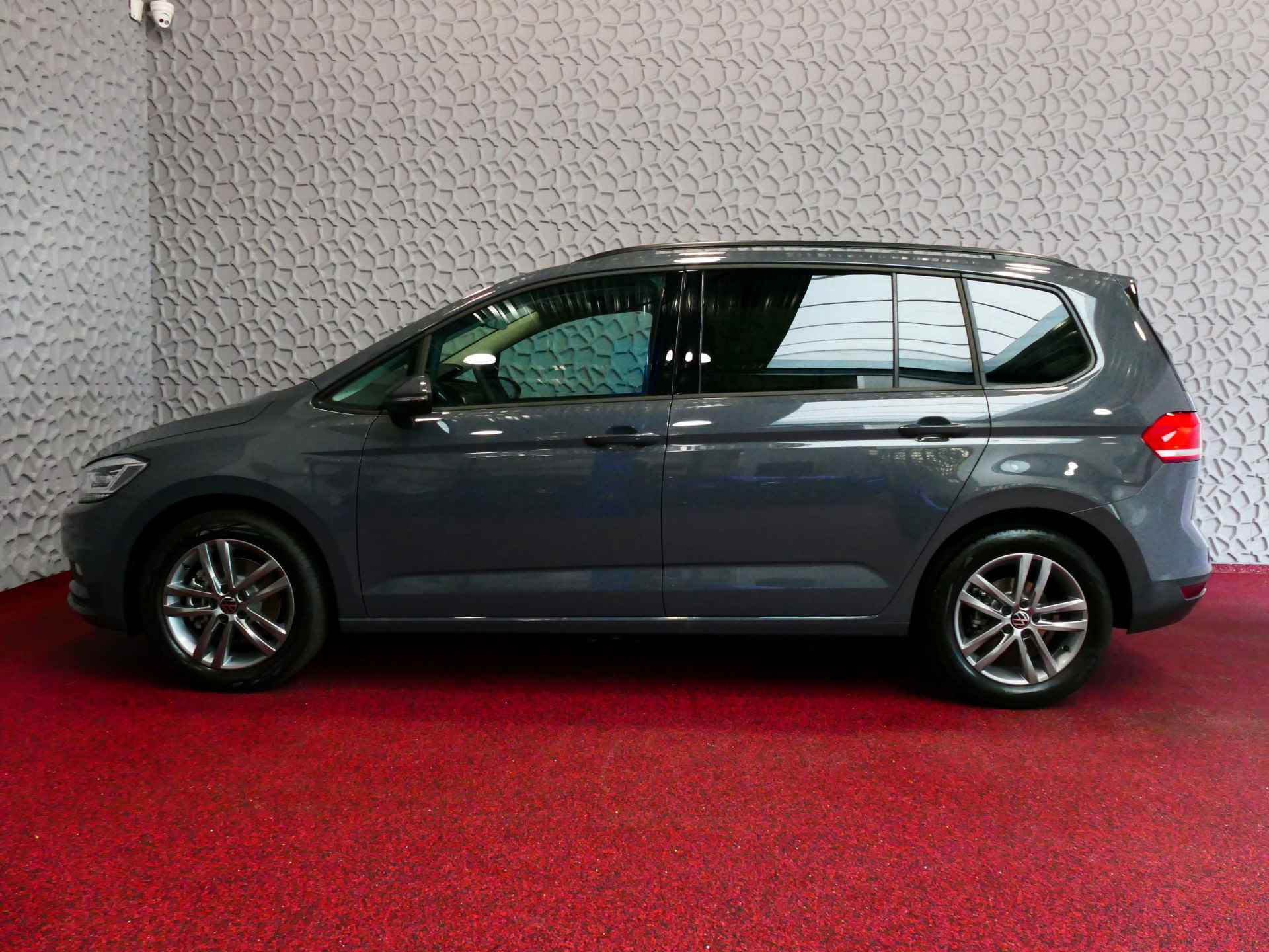 Volkswagen Touran 1.5 TSI 150PK NIEUWE AUTO! 7P CARPLAY NAVI CAMERA LED ELEK.KLEP VIR.COCKPIT DODE.HOEK DET. STOELVERW KEYLESS 7P 7PERS 2024 70 BIJNA NIEUWE VOLKSWAGEN'S UIT VOORRAAD LEVERBAAR - 63/83