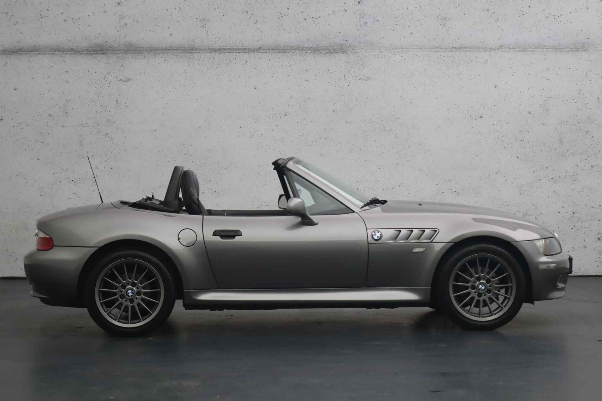 BMW Z3 Roadster 1.9i Sport Line Cabrio | In nieuwstaat | Airconditioning | Lederen bekleding | Verwarmde sportstoelen - 18/23