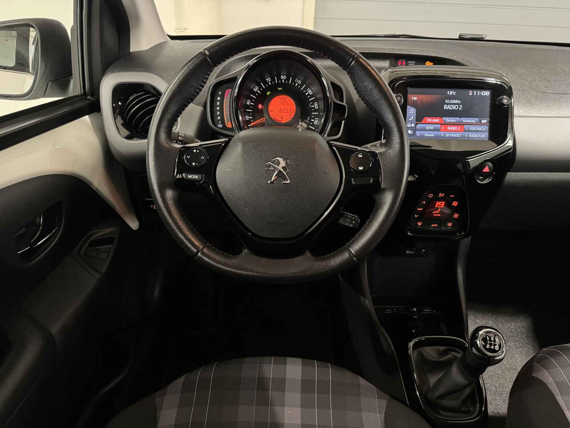 Peugeot 108 1.0 e-VTi Allure | Achteruitrij camera | Keyless entry/start | Climate control | Cruise control | Privacy glass | LMV - 29/34