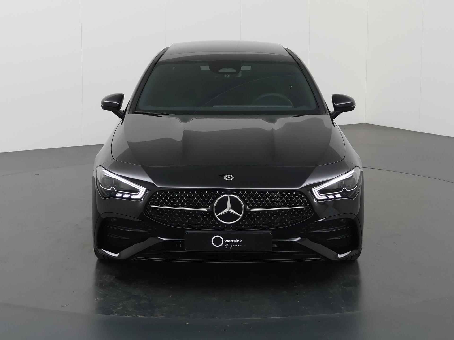 Mercedes-Benz CLA-klasse Coupé 180 AMG NIGHT | Panoramadak | Sfeerverlichting | Achteruitrijcamera | Stoelverwarming | DAB+ Radio | Pananorama-schuifdak | High-performance LED | - 4/43