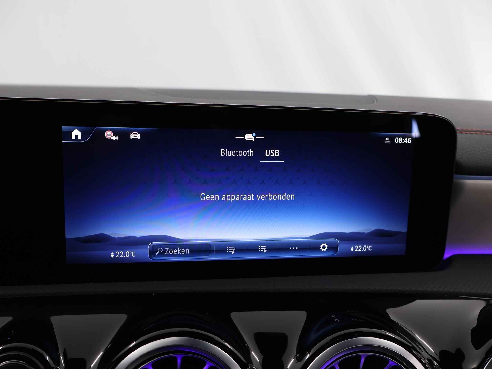 Mercedes-Benz CLA-klasse Coupé 180 AMG NIGHT | Panoramadak | Sfeerverlichting | Achteruitrijcamera | Stoelverwarming | DAB+ Radio | Pananorama-schuifdak | High-performance LED | - 18/43