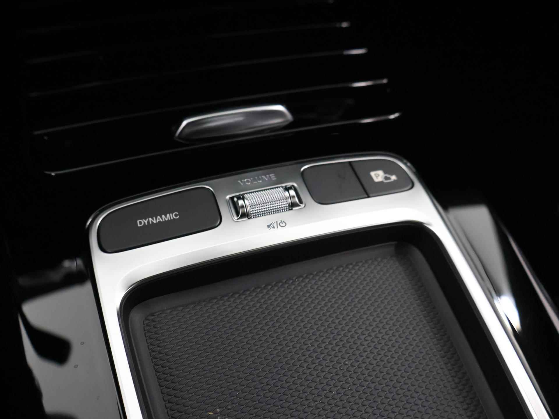 Mercedes-Benz CLA-klasse Coupé 180 AMG NIGHT | Panoramadak | Sfeerverlichting | Achteruitrijcamera | Stoelverwarming | DAB+ Radio | Pananorama-schuifdak | High-performance LED | - 27/43