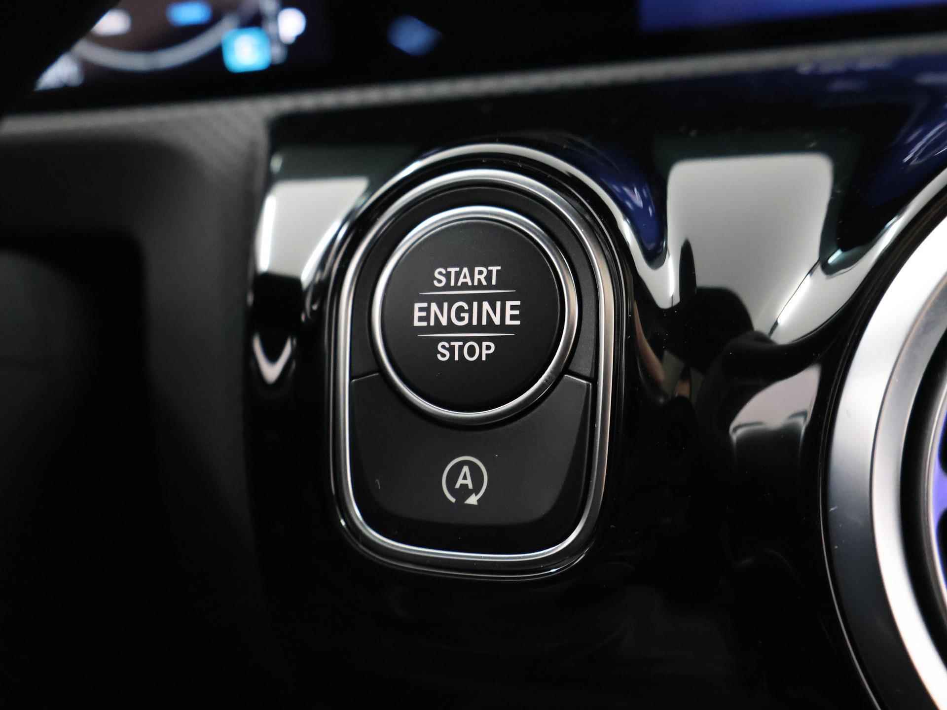 Mercedes-Benz CLA-klasse Coupé 180 AMG NIGHT | Panoramadak | Sfeerverlichting | Achteruitrijcamera | Stoelverwarming | DAB+ Radio | Pananorama-schuifdak | High-performance LED | - 30/43