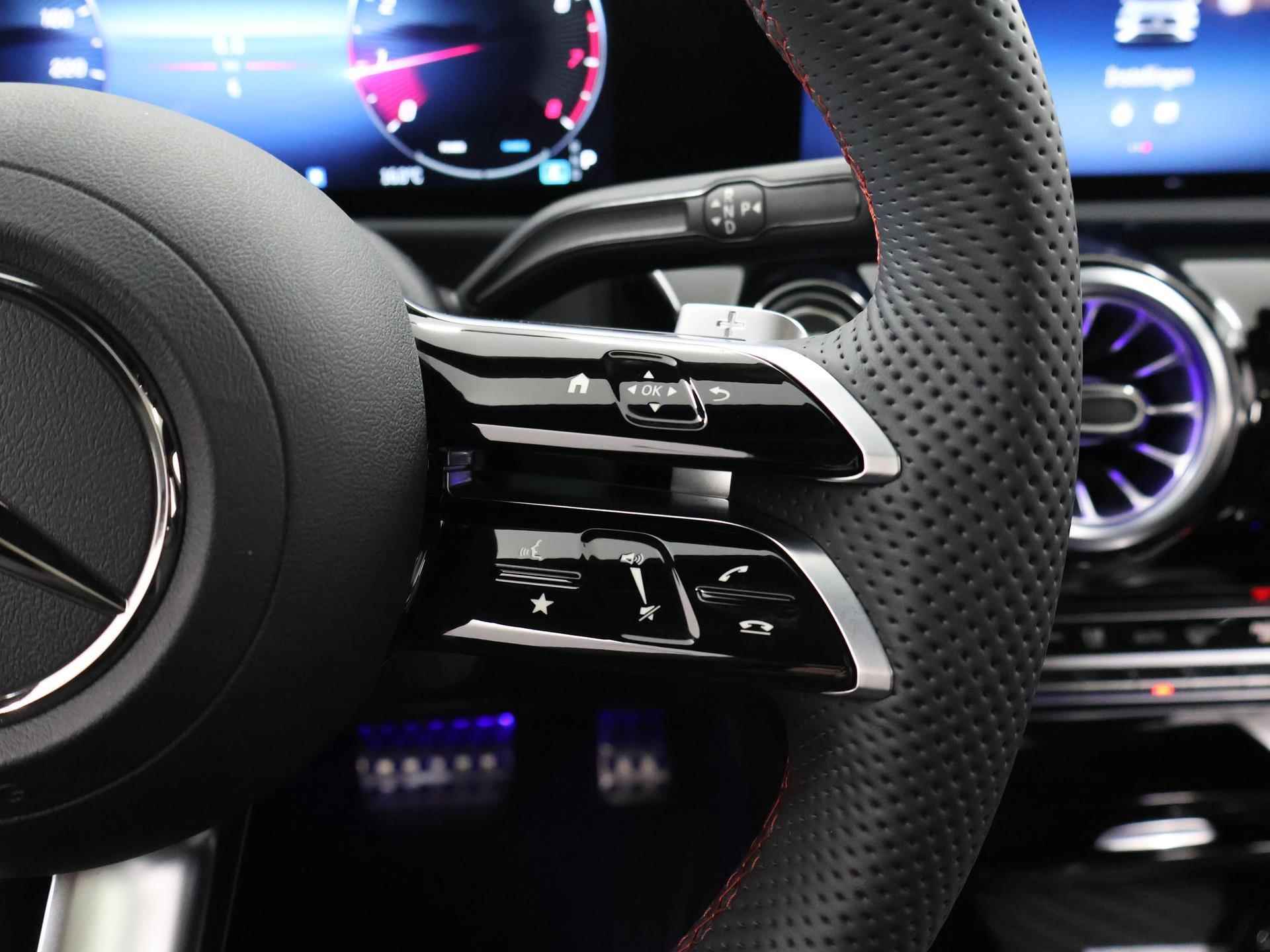 Mercedes-Benz CLA-klasse Coupé 180 AMG NIGHT | Panoramadak | Sfeerverlichting | Achteruitrijcamera | Stoelverwarming | DAB+ Radio | Pananorama-schuifdak | High-performance LED | - 31/43