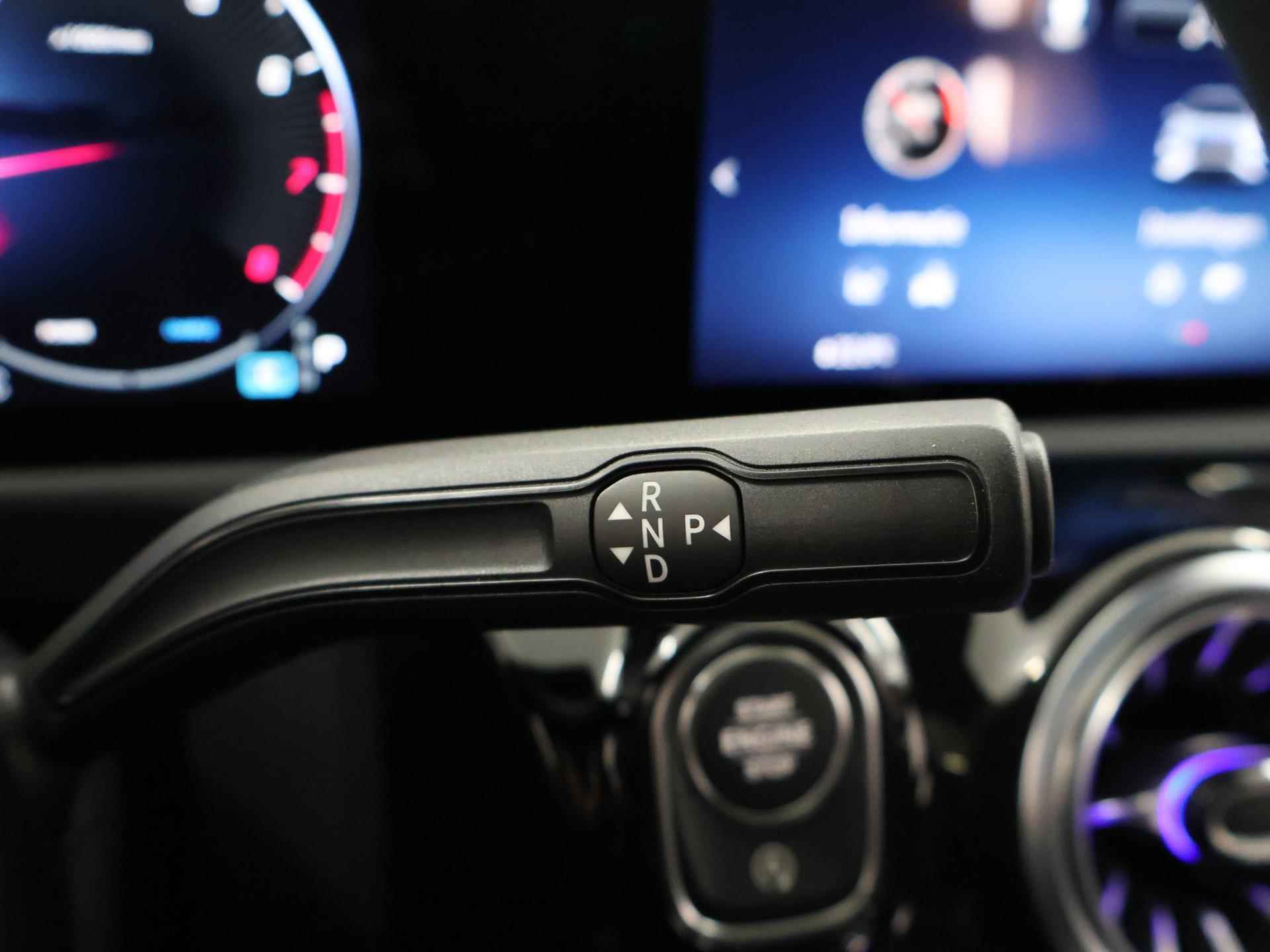Mercedes-Benz CLA-klasse Coupé 180 AMG NIGHT | Panoramadak | Sfeerverlichting | Achteruitrijcamera | Stoelverwarming | DAB+ Radio | Pananorama-schuifdak | High-performance LED | - 32/43