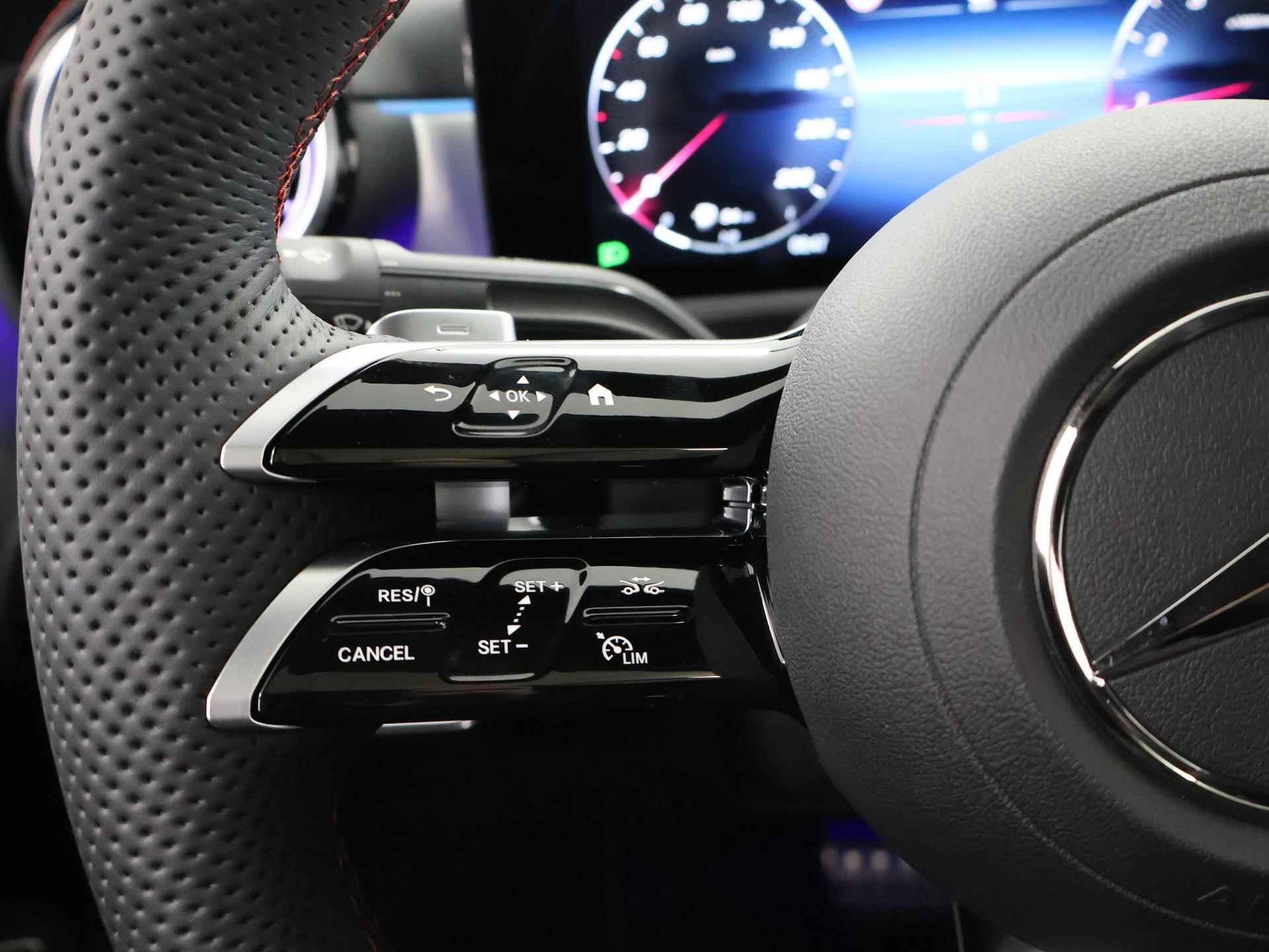 Mercedes-Benz CLA-klasse Coupé 180 AMG NIGHT | Panoramadak | Sfeerverlichting | Achteruitrijcamera | Stoelverwarming | DAB+ Radio | Pananorama-schuifdak | High-performance LED | - 33/43