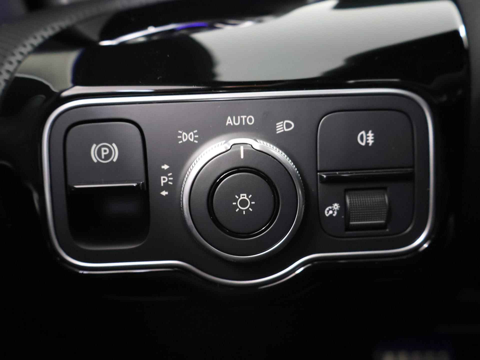 Mercedes-Benz CLA-klasse Coupé 180 AMG NIGHT | Panoramadak | Sfeerverlichting | Achteruitrijcamera | Stoelverwarming | DAB+ Radio | Pananorama-schuifdak | High-performance LED | - 35/43