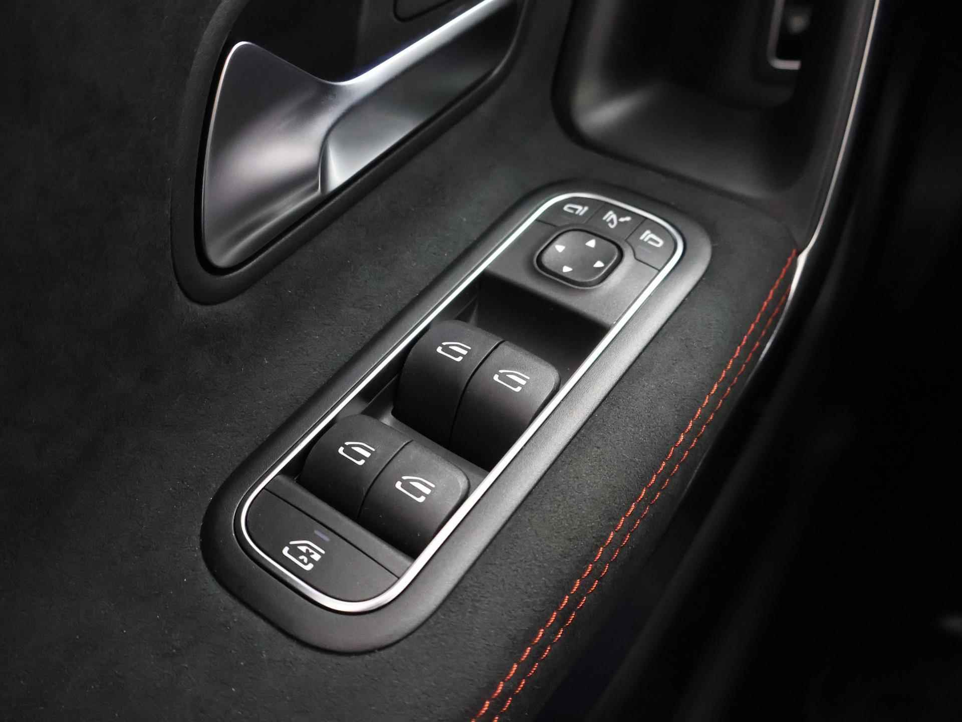 Mercedes-Benz CLA-klasse Coupé 180 AMG NIGHT | Panoramadak | Sfeerverlichting | Achteruitrijcamera | Stoelverwarming | DAB+ Radio | Pananorama-schuifdak | High-performance LED | - 36/43