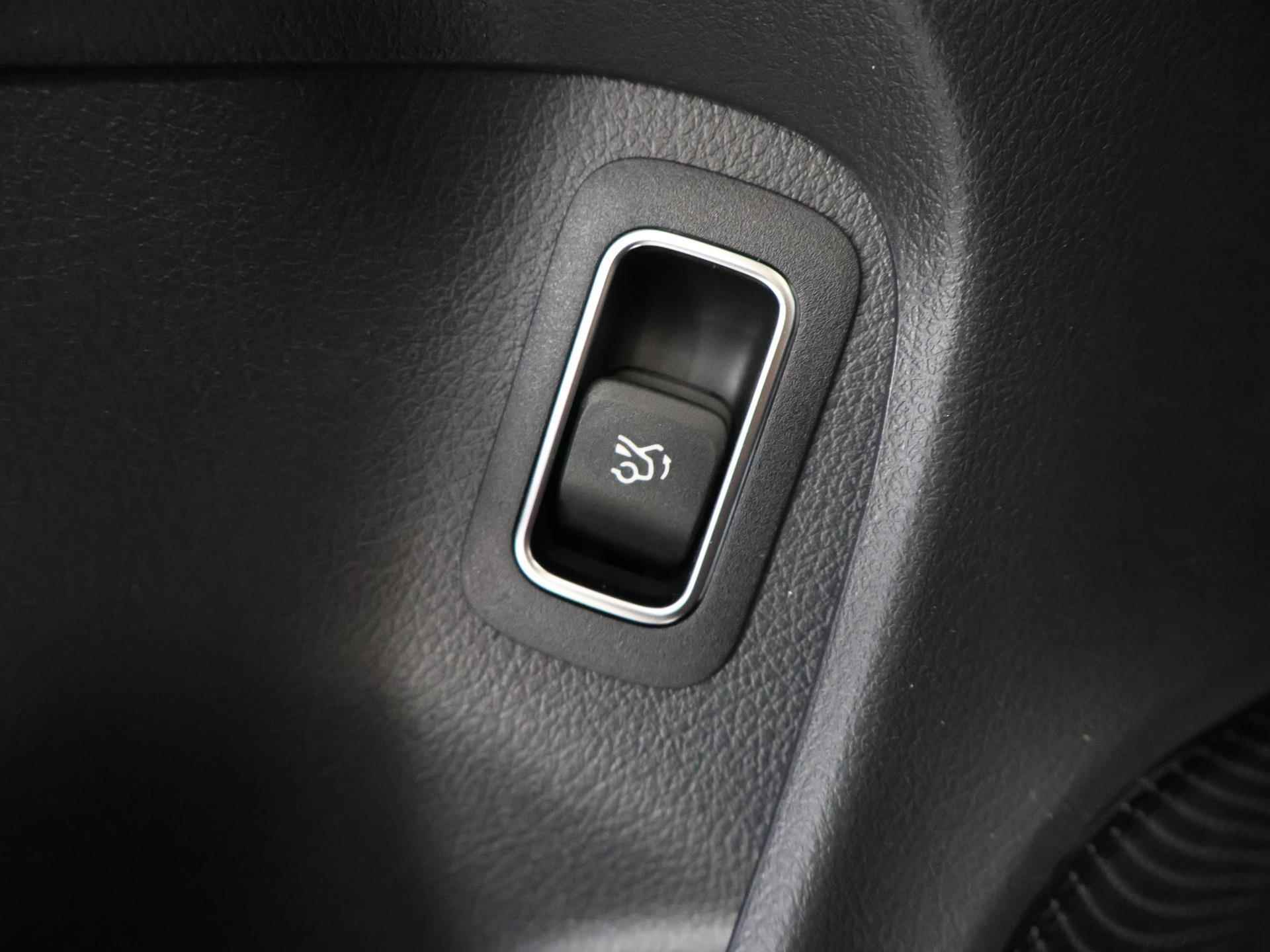 Mercedes-Benz CLA-klasse Coupé 180 AMG NIGHT | Panoramadak | Sfeerverlichting | Achteruitrijcamera | Stoelverwarming | DAB+ Radio | Pananorama-schuifdak | High-performance LED | - 37/43