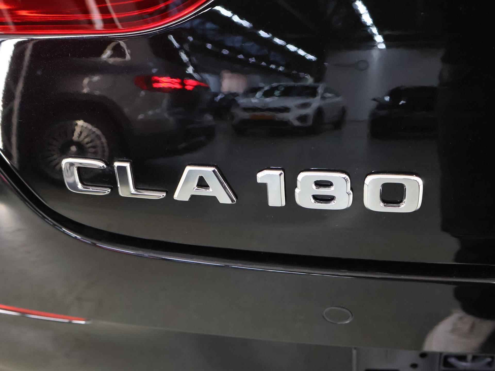 Mercedes-Benz CLA-klasse Coupé 180 AMG NIGHT | Panoramadak | Sfeerverlichting | Achteruitrijcamera | Stoelverwarming | DAB+ Radio | Pananorama-schuifdak | High-performance LED | - 41/43