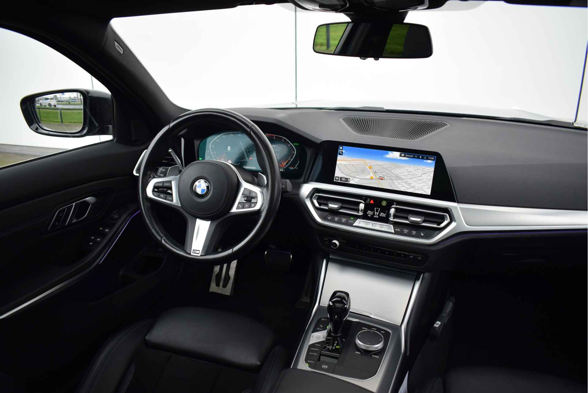 BMW 3 Serie Touring 320i Executive M Sport Automaat / Panoramadak / Sportstoelen / Active Cruise Control / Head-Up / M Sportonderstel / Live Cockpit Professional - 15/30