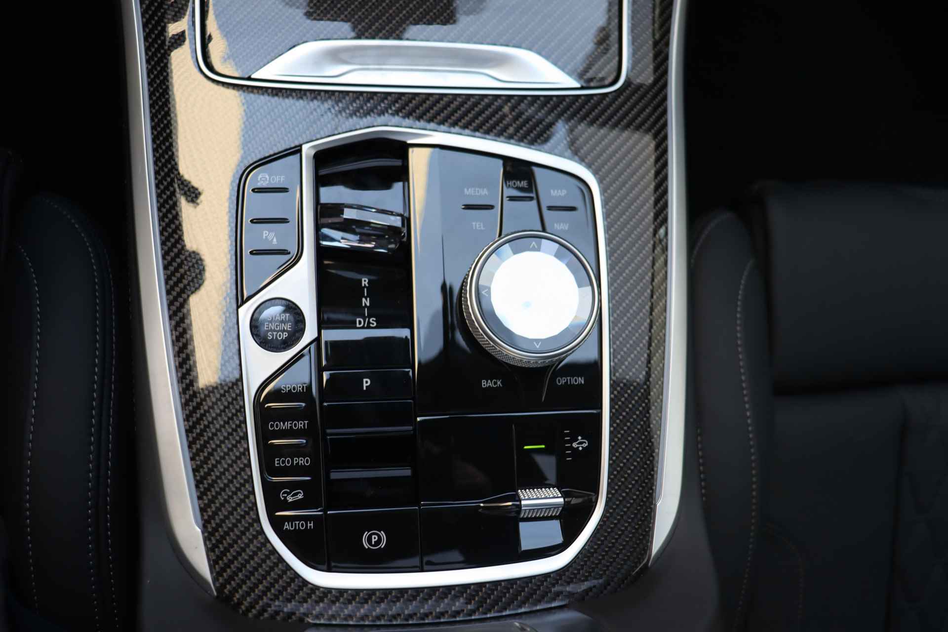 BMW X5 xDrive30d 7p. High Executive M Sport Automaat / Panoramadak / Trekhaak / Massagefunctie / Parking Assistant Professional / Soft-Close / Gesture Control - 18/24