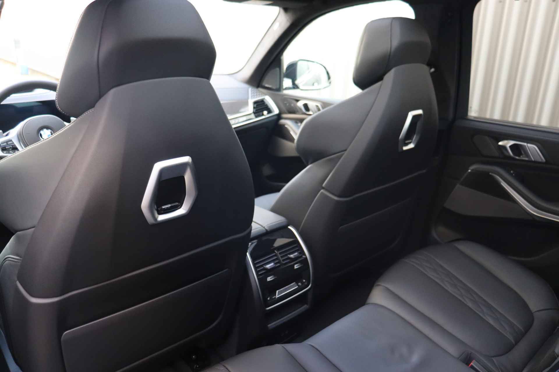 BMW X5 xDrive30d 7p. High Executive M Sport Automaat / Panoramadak / Trekhaak / Massagefunctie / Parking Assistant Professional / Soft-Close / Gesture Control - 23/24