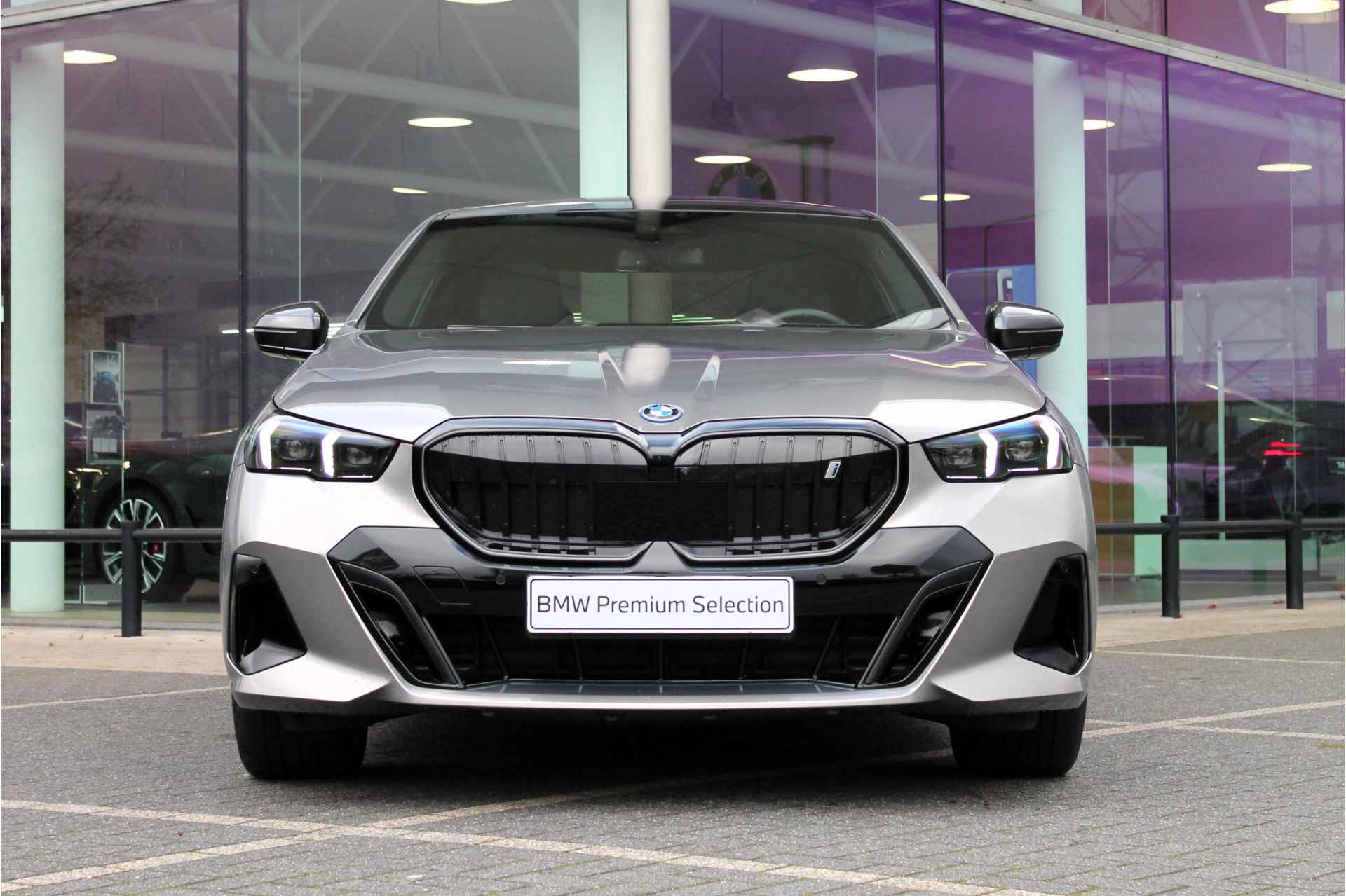 BMW i5 eDrive40 M Sport 84 kWh / Panoramadak / Adaptief onderstel professional / Trekhaak / Parking Assistant Professional / Stoelventilatie / Adaptieve LED - 8/37