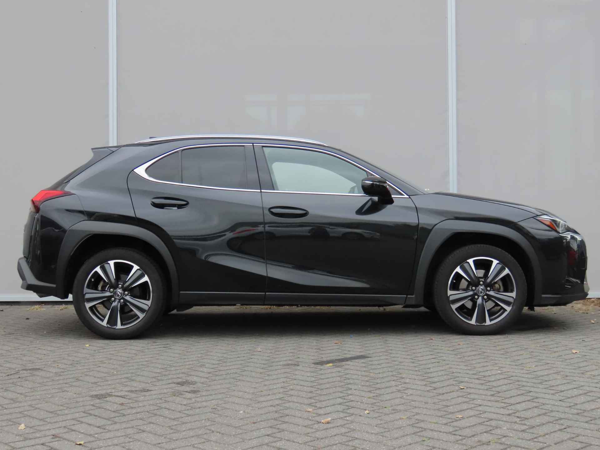 Lexus UX Preference Line | 10 jr garantie* | BTW auto | Carplay / Android auto | Camera |  Dodehoekdectie | - 4/32