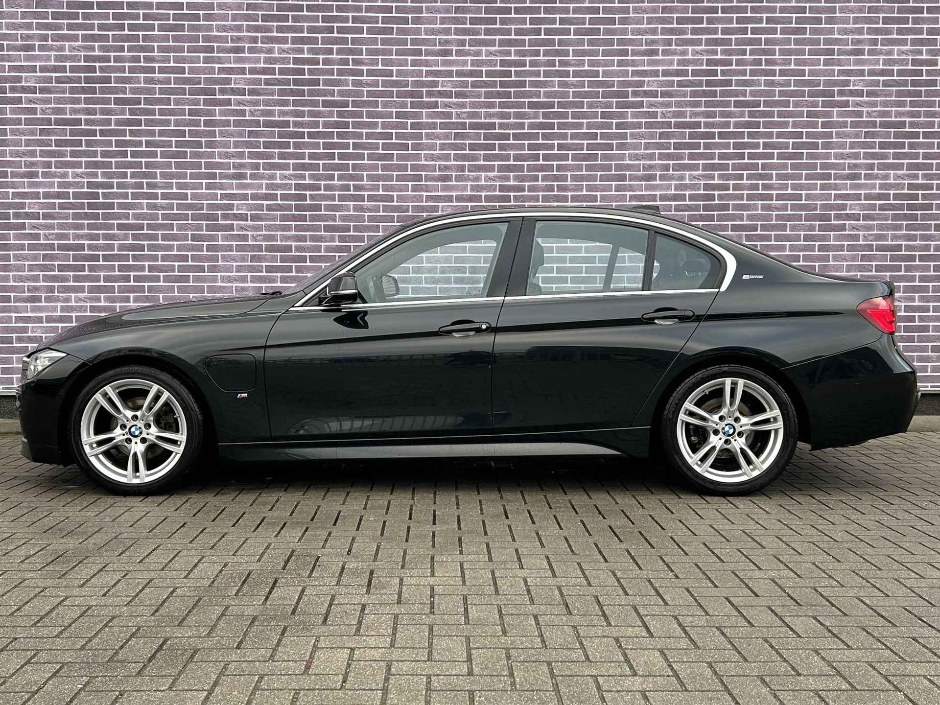 BMW 3-serie 330e Edition M Sport Shadow Executive | Cruise Control | Navigatie | Stoelverwarming | Climate Control | Leder | Parkeersensoren | Achteruitrijcamera | - 4/44