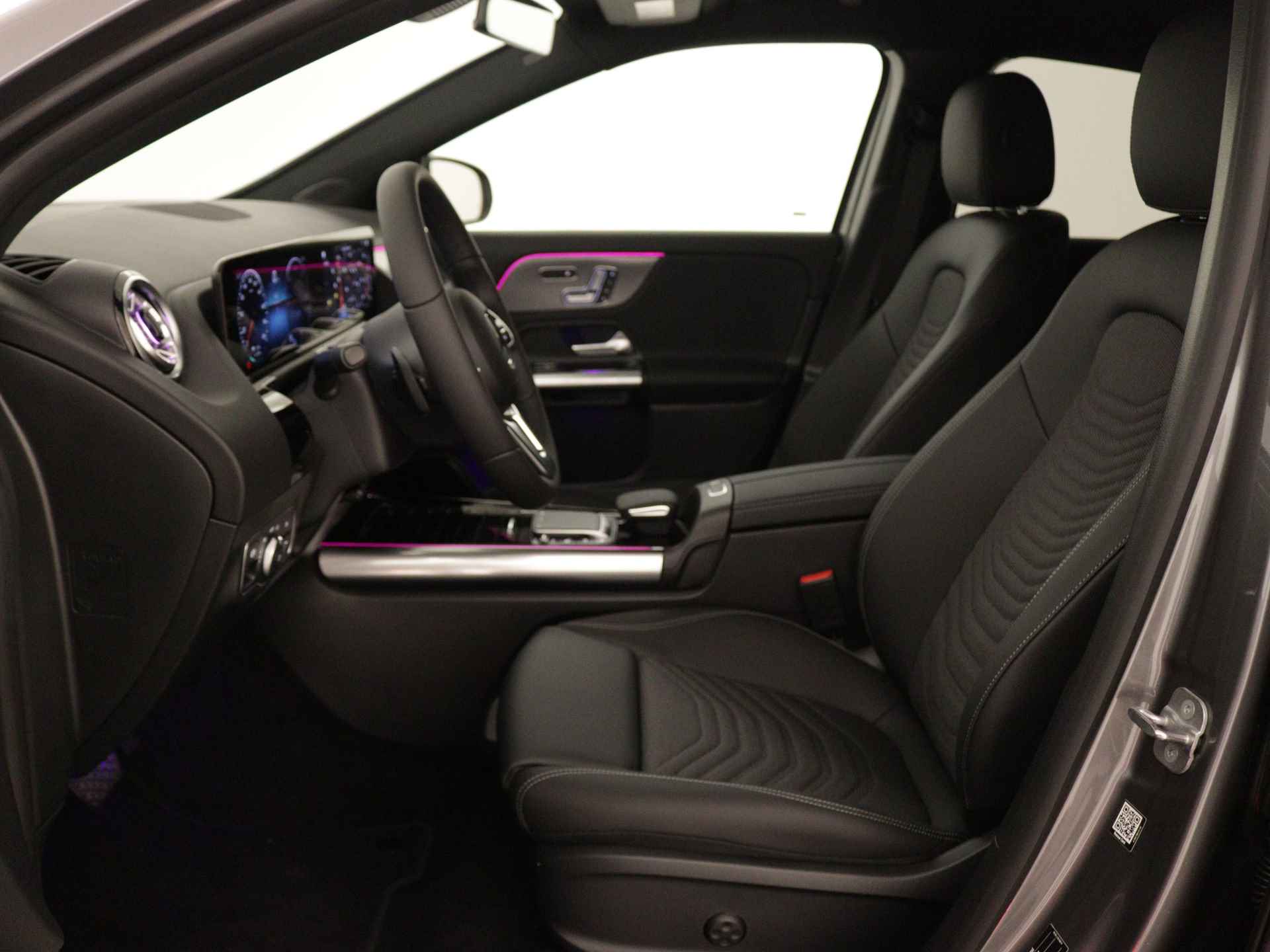 Mercedes-Benz EQA 250+ Business Edition 71 kWh | Trekhaak | Business Plus pakket | Smartphone integratie | KEYLESS-GO comfort pakket | Dodehoekassistent | Parkeerpakket met 360°-camera | Stoelverwarming vooraan | - 16/39