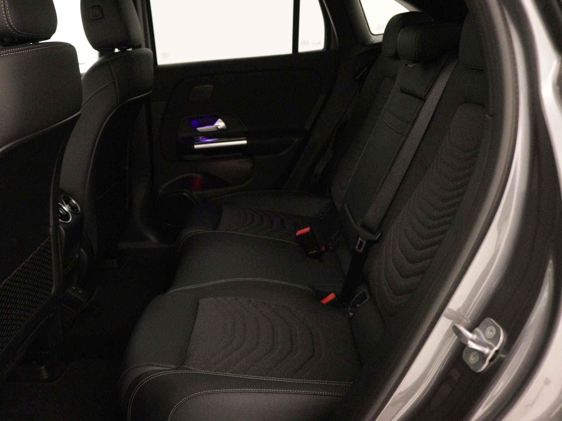 Mercedes-Benz EQA 250+ Business Edition 71 kWh | Trekhaak | Business Plus pakket | Smartphone integratie | KEYLESS-GO comfort pakket | Dodehoekassistent | Parkeerpakket met 360°-camera | Stoelverwarming vooraan | - 17/39