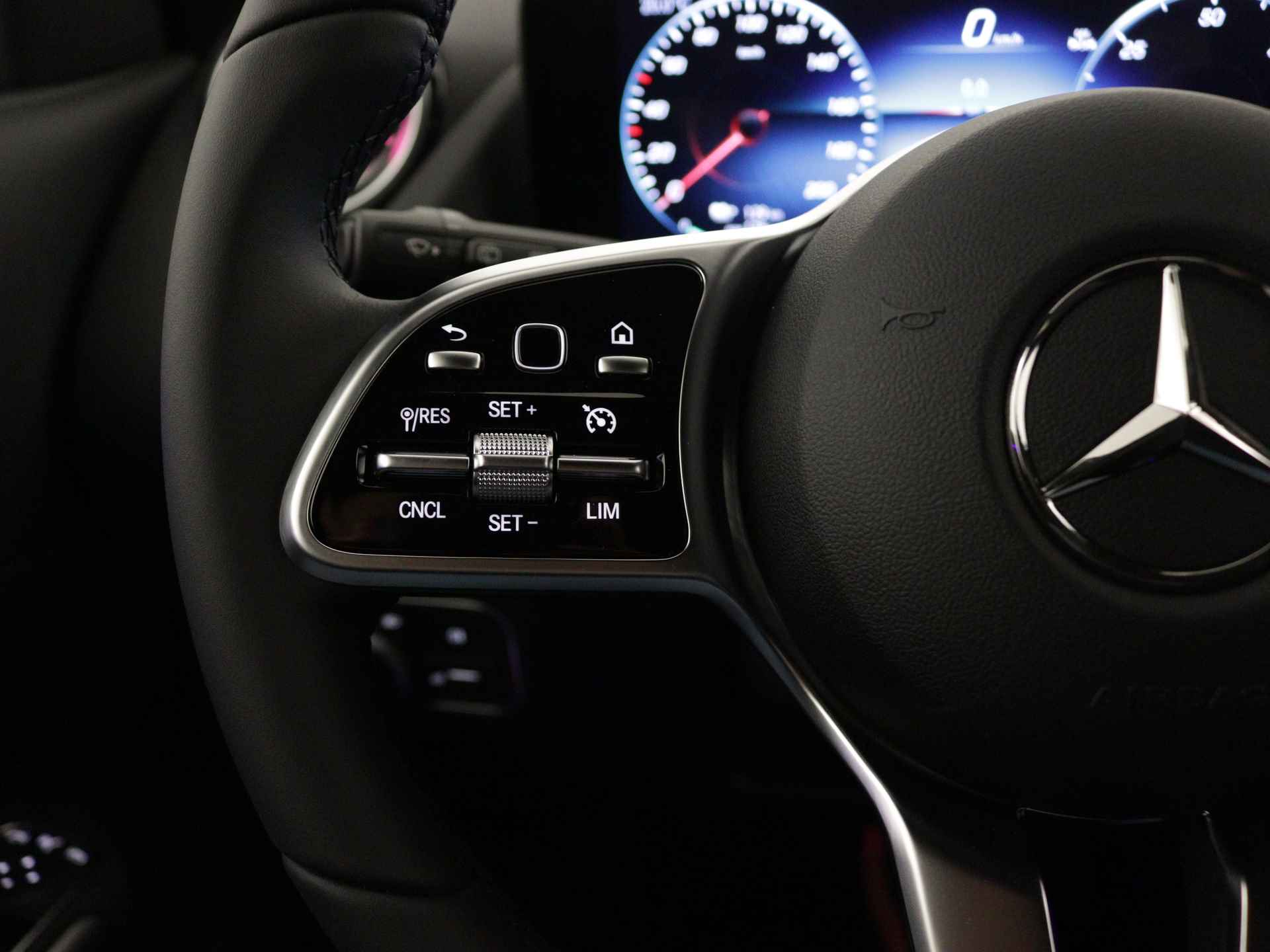 Mercedes-Benz EQA 250+ Business Edition 71 kWh | Trekhaak | Business Plus pakket | Smartphone integratie | KEYLESS-GO comfort pakket | Dodehoekassistent | Parkeerpakket met 360°-camera | Stoelverwarming vooraan | - 18/39