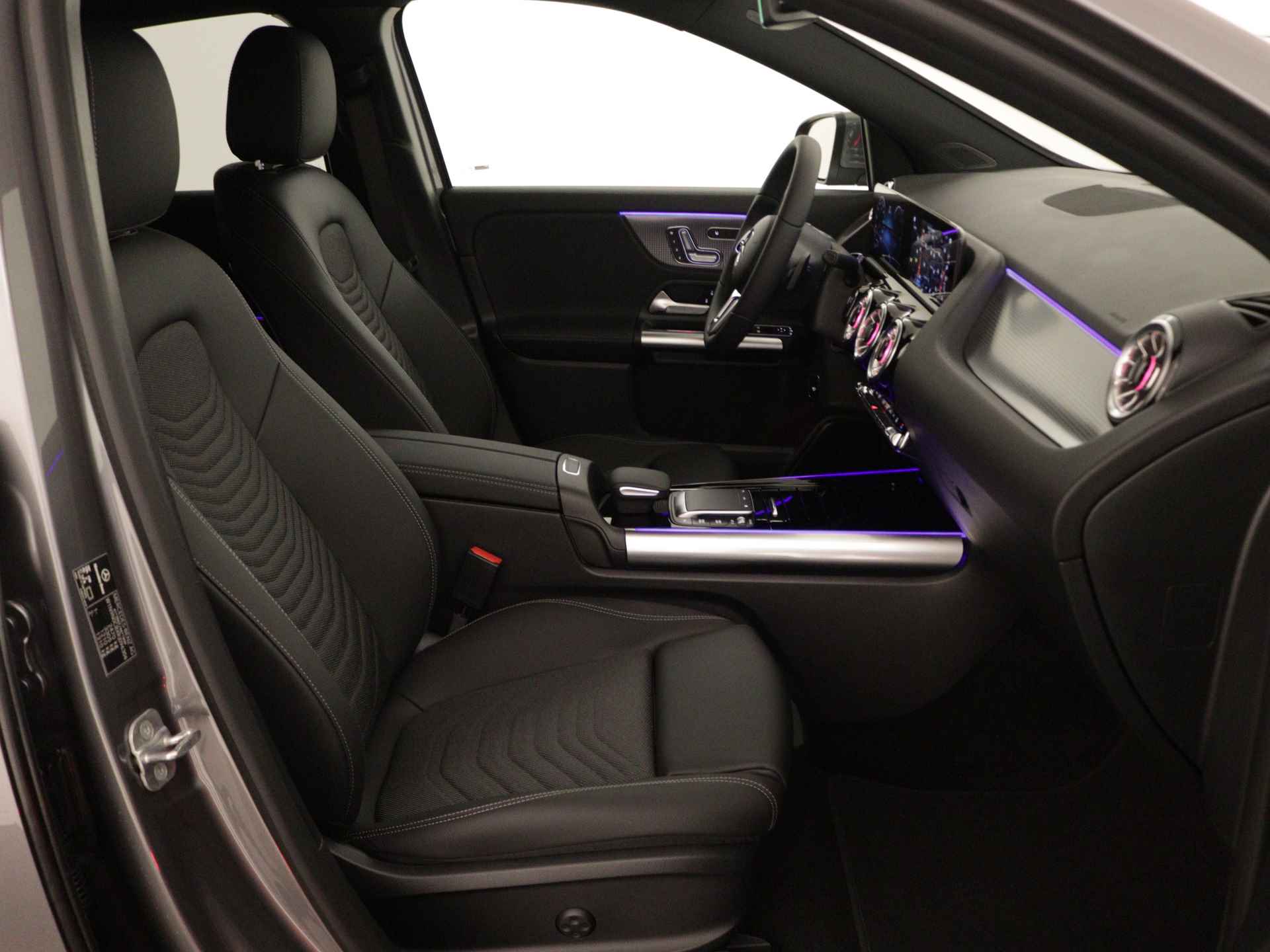 Mercedes-Benz EQA 250+ Business Edition 71 kWh | Trekhaak | Business Plus pakket | Smartphone integratie | KEYLESS-GO comfort pakket | Dodehoekassistent | Parkeerpakket met 360°-camera | Stoelverwarming vooraan | - 25/39