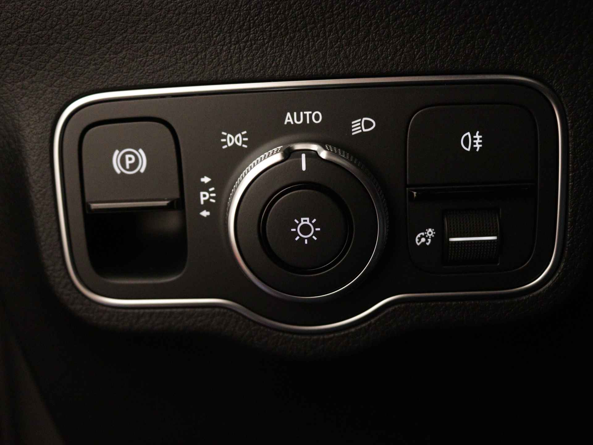 Mercedes-Benz EQA 250+ Business Edition 71 kWh | Trekhaak | Business Plus pakket | Smartphone integratie | KEYLESS-GO comfort pakket | Dodehoekassistent | Parkeerpakket met 360°-camera | Stoelverwarming vooraan | - 28/39