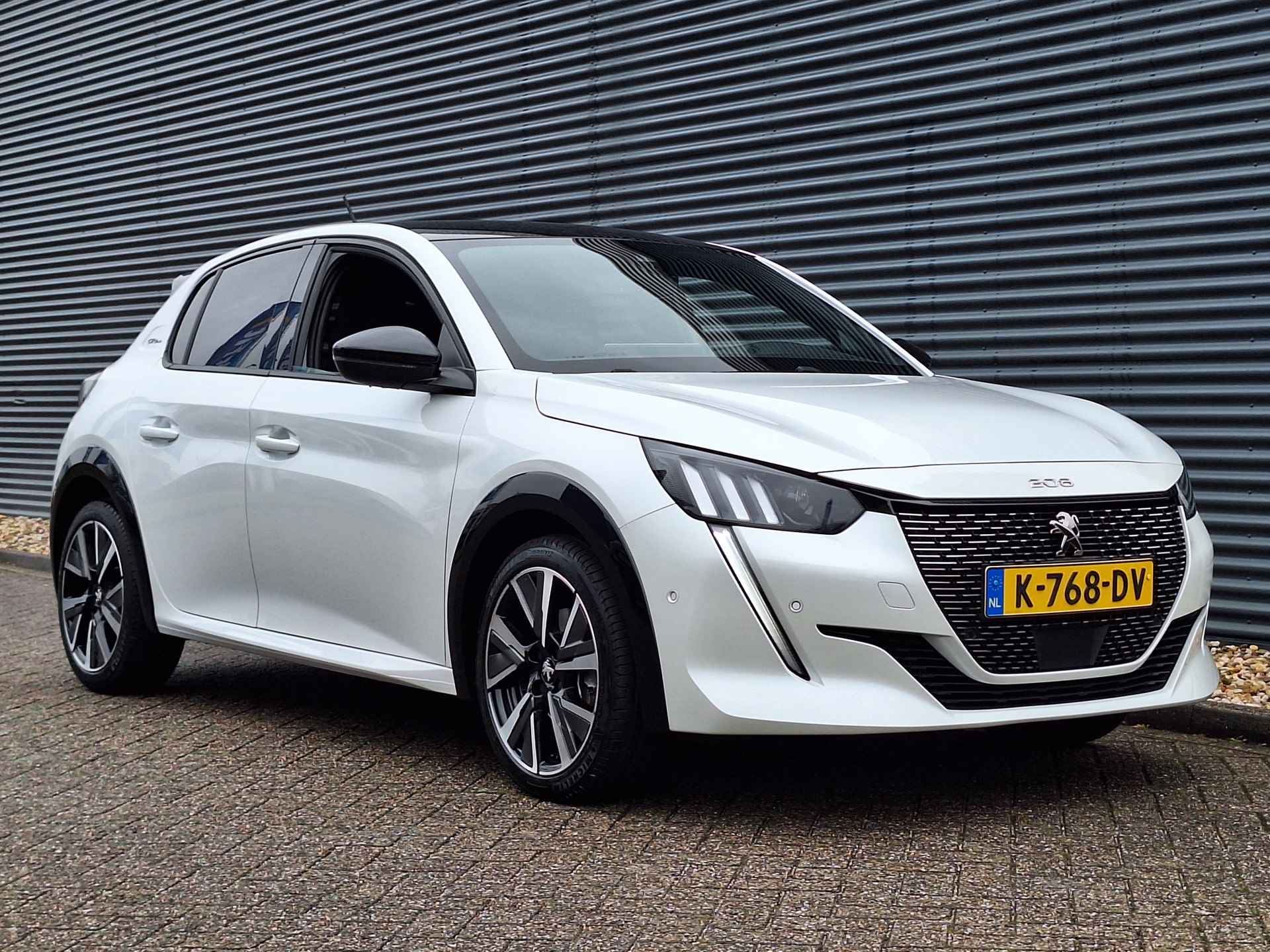 Peugeot 208 1.2 PureTech GT-Line | Automaat | Lederen Bekleding | Stoelverwarming | Zwart Dak | Navigatie | Camera | Wat een Gave Uitvoering !! - 3/54