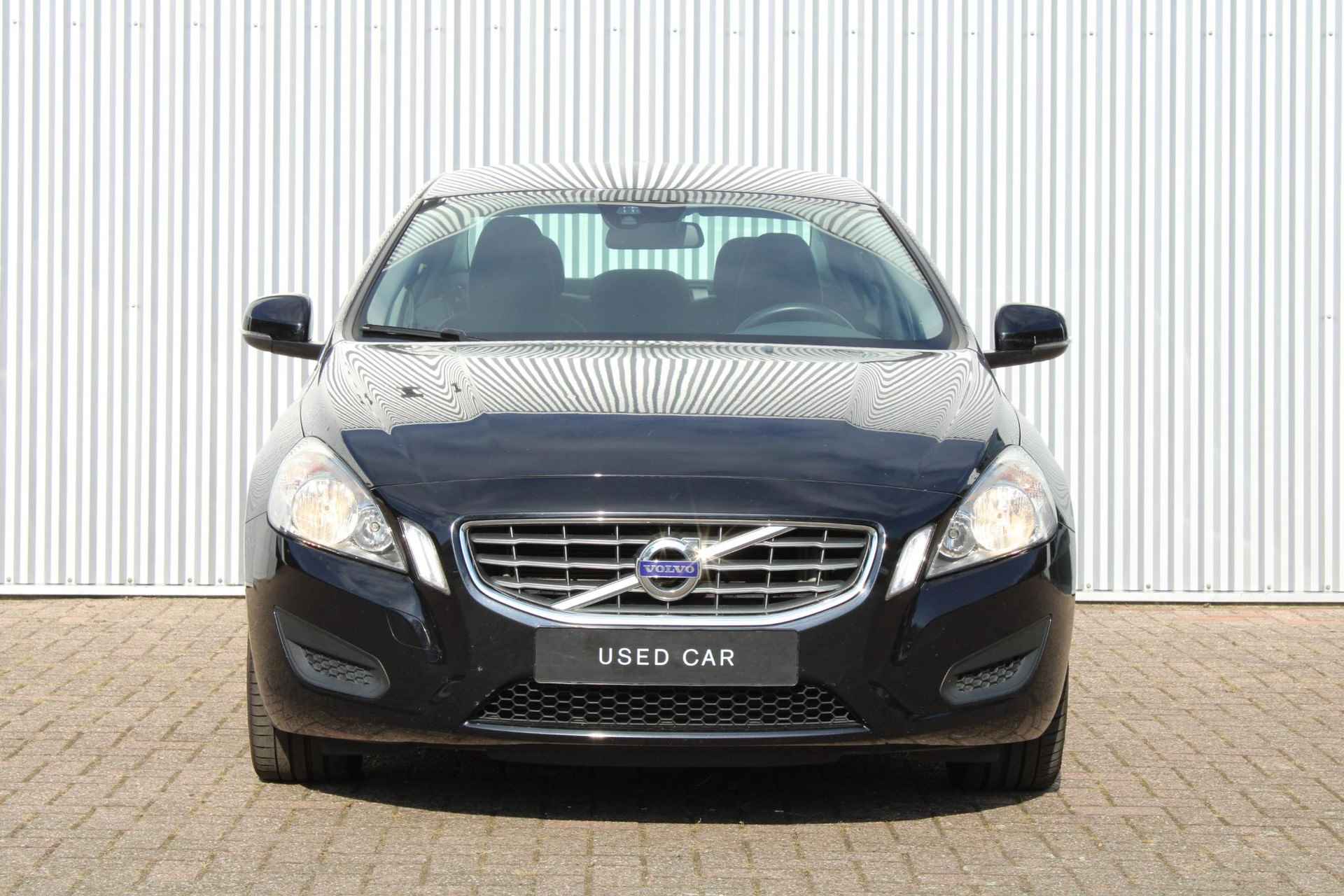 Volvo S60 T3 150PK AUT6 Momentum, Cruise Control, Navigatie, Parkeersensoren achter, Climate Control, 18" Lichtmetalen wielen, Regensensor, High performance audio, Buitenspiegels elektrisch inklapbaar - 2/21