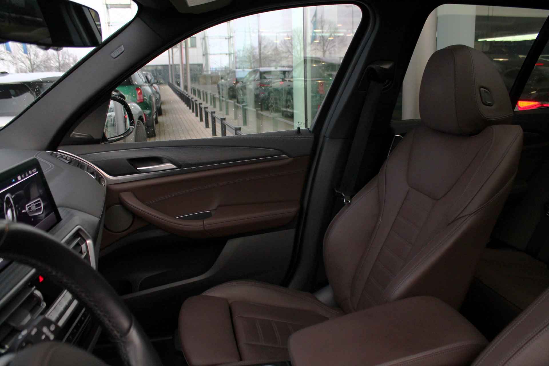 BMW iX3 High Executive / Sportstoelen / Stoelverwarming / M Adaptief onderstel / Live Cockpit Professional / Harman Kardon / Head-Up / Parking Assistant Plus - 8/63