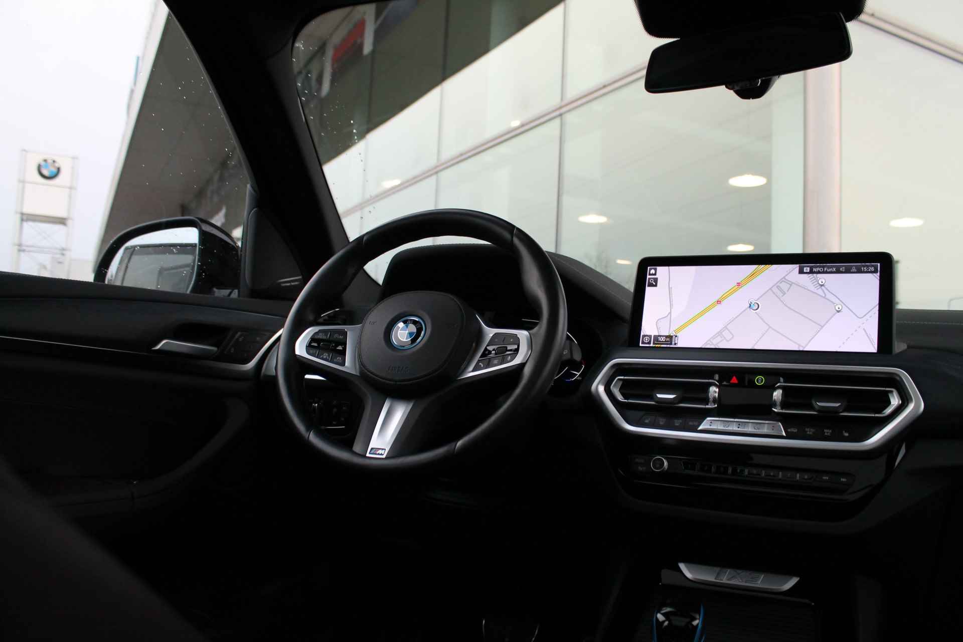 BMW iX3 High Executive / Sportstoelen / Stoelverwarming / M Adaptief onderstel / Live Cockpit Professional / Harman Kardon / Head-Up / Parking Assistant Plus - 13/63